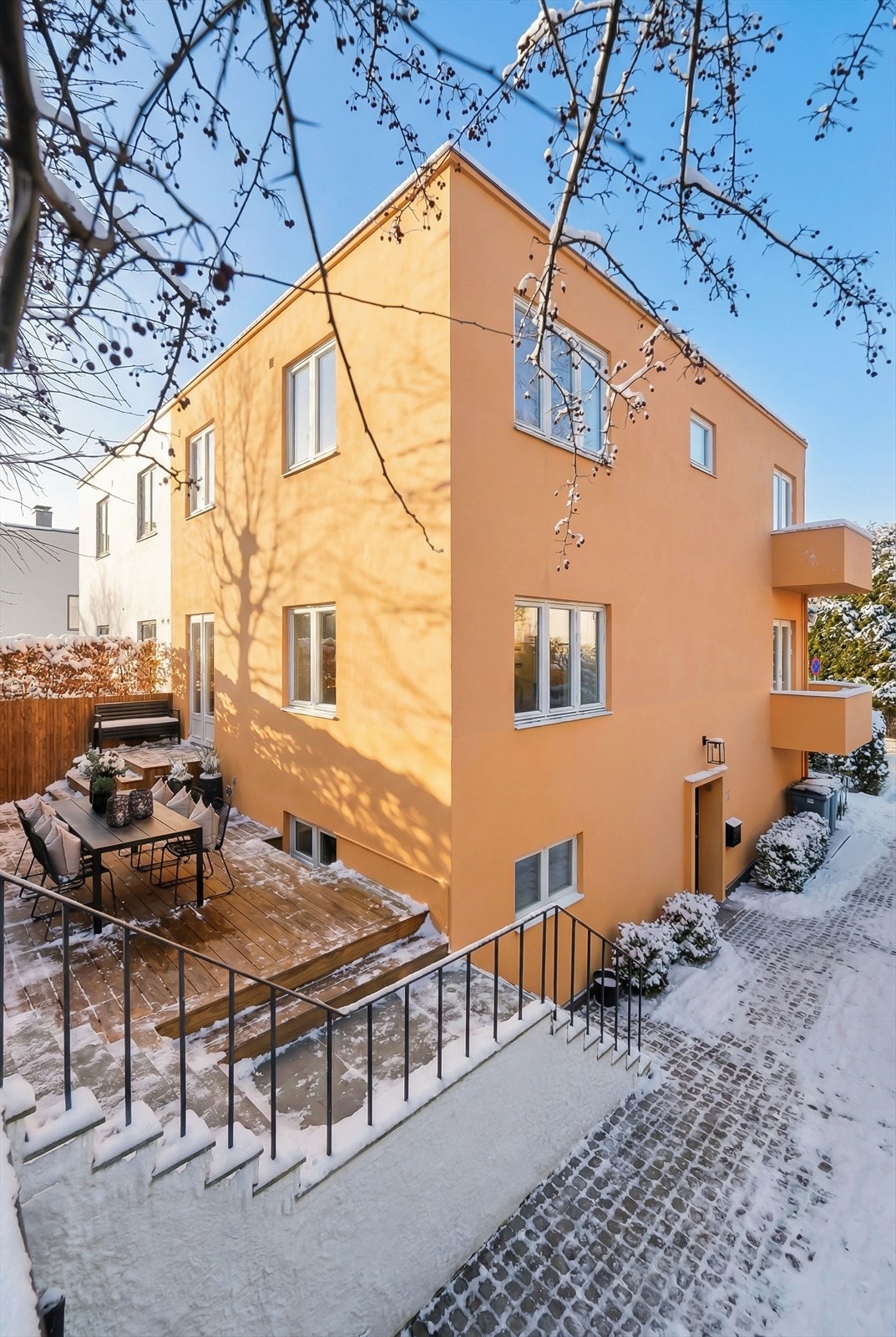 Funkishus tegnet av arkitektene Jens Dunker og Nicolai Beer - Her er man omgitt av rolige omgivelser, men likevel sentralt i et av Oslo mest ettertraktede områder! Galleribilde