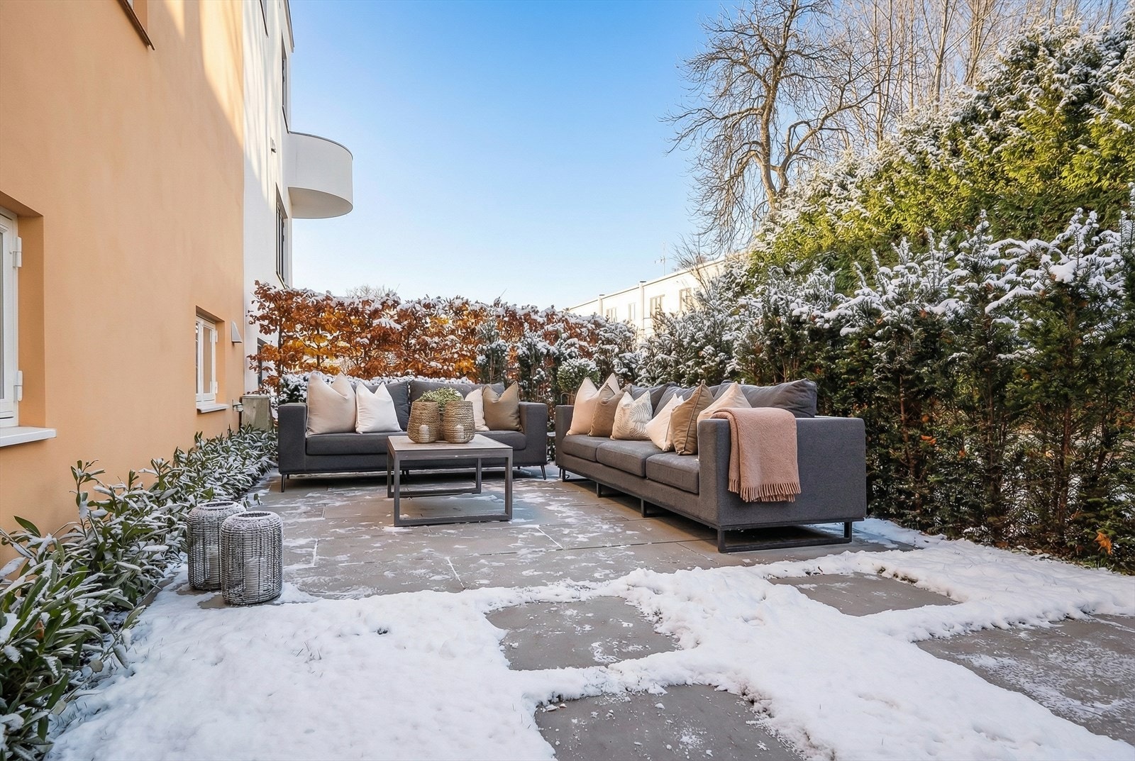 Solrik og skjermet hage på fremsiden av huset - Her kan du nyte lange sommerdager. Galleribilde