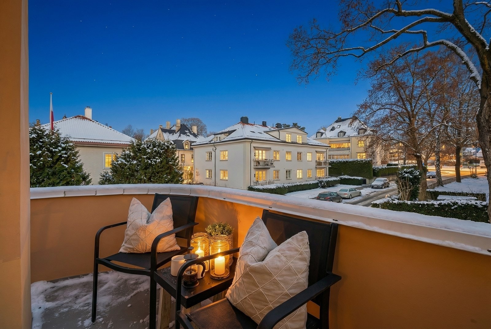 I tillegg til terrasse og hage, er det to balkonger med dag- og kveldssol - Det kan etableres takterrasse, kontakt megler for mer info. Galleribilde