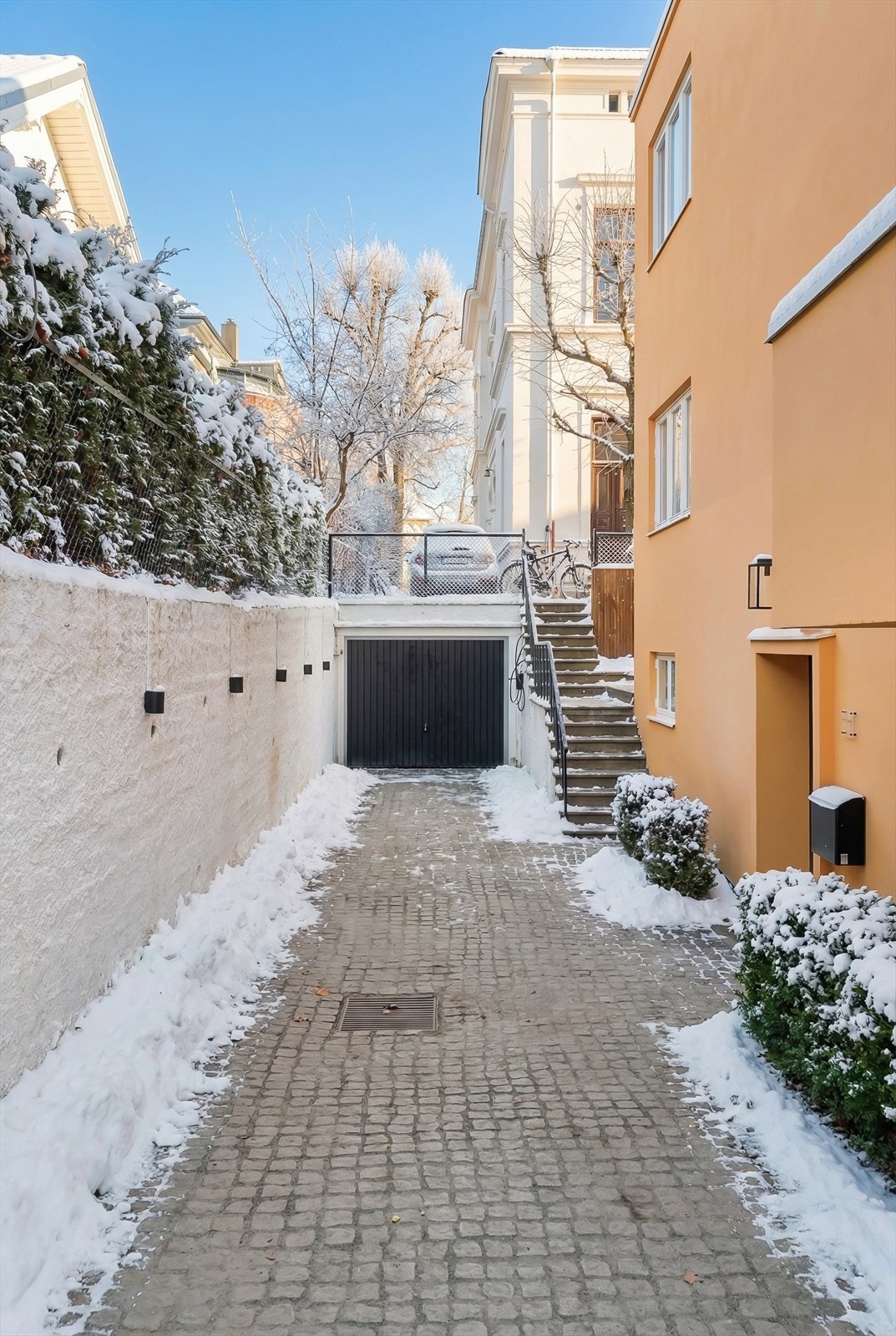 Romslig garasje samt plass til flere biler på tomten Galleribilde