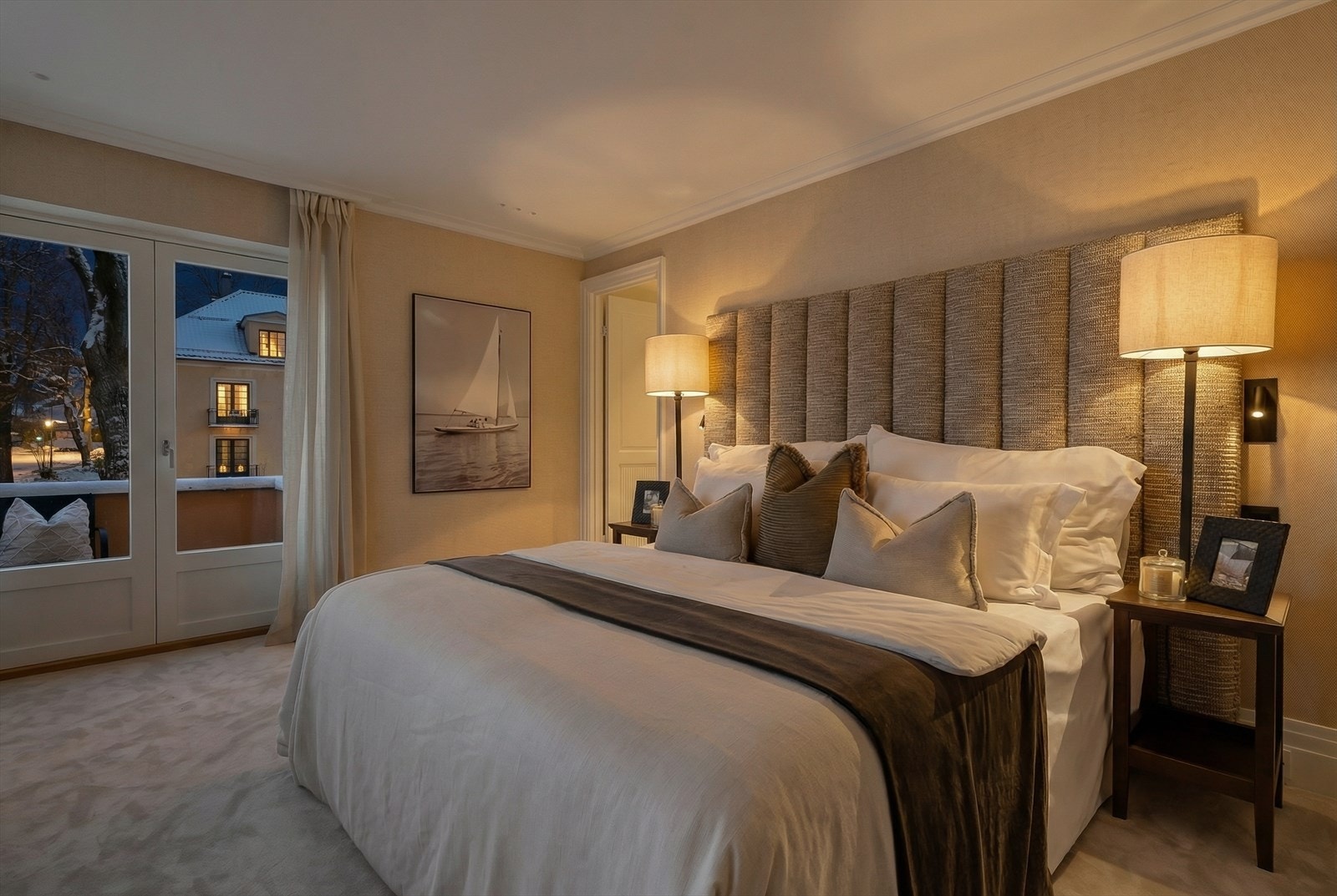 Lyst og behagelig hovedsoverom med god plass til en stor seng med tilhørende soveromsmøblement samt vegghengt TV. Galleribilde