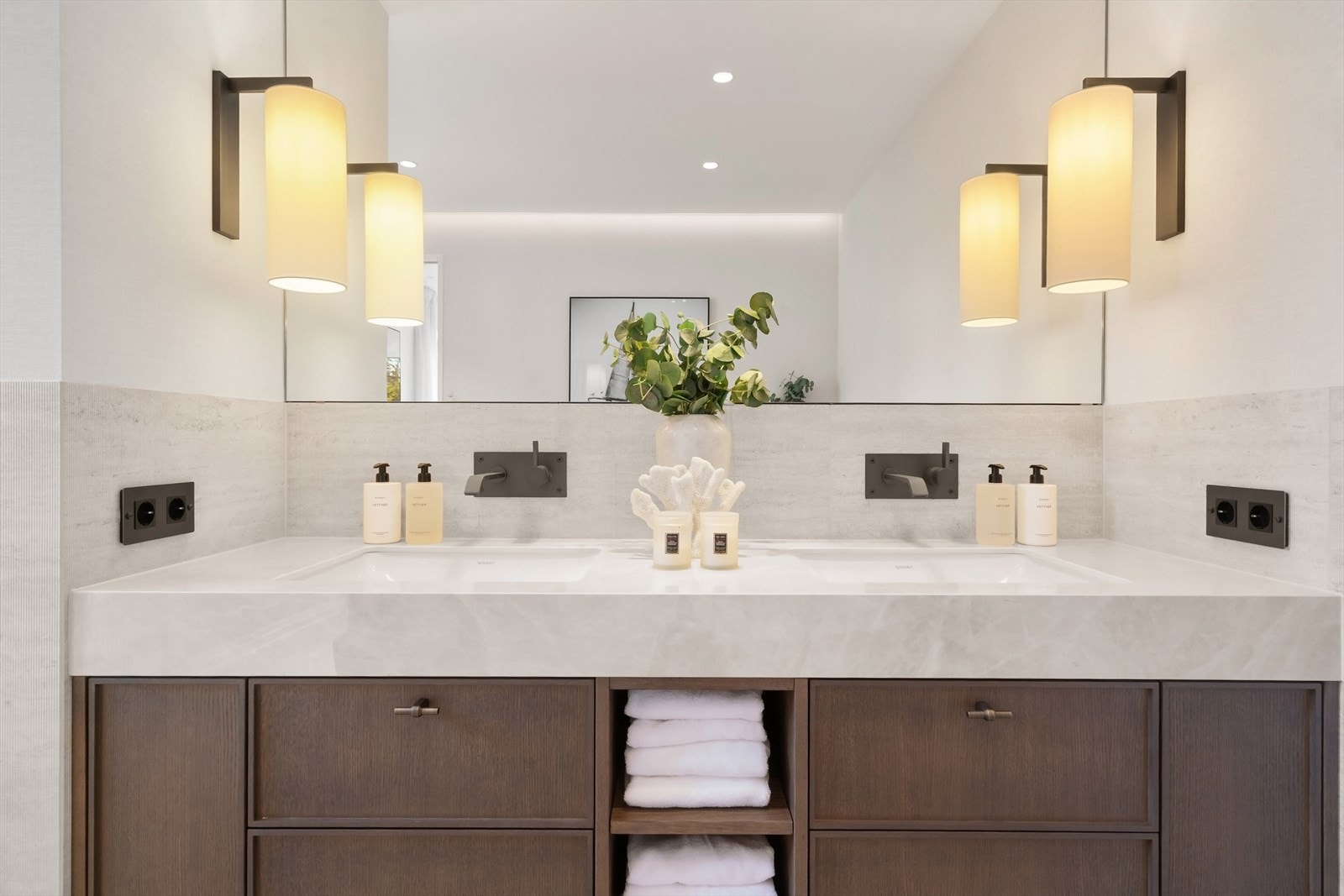 Hovedsoverommet har adgang til et svært påkostet og designriktig baderom - Dette må oppleves! Galleribilde