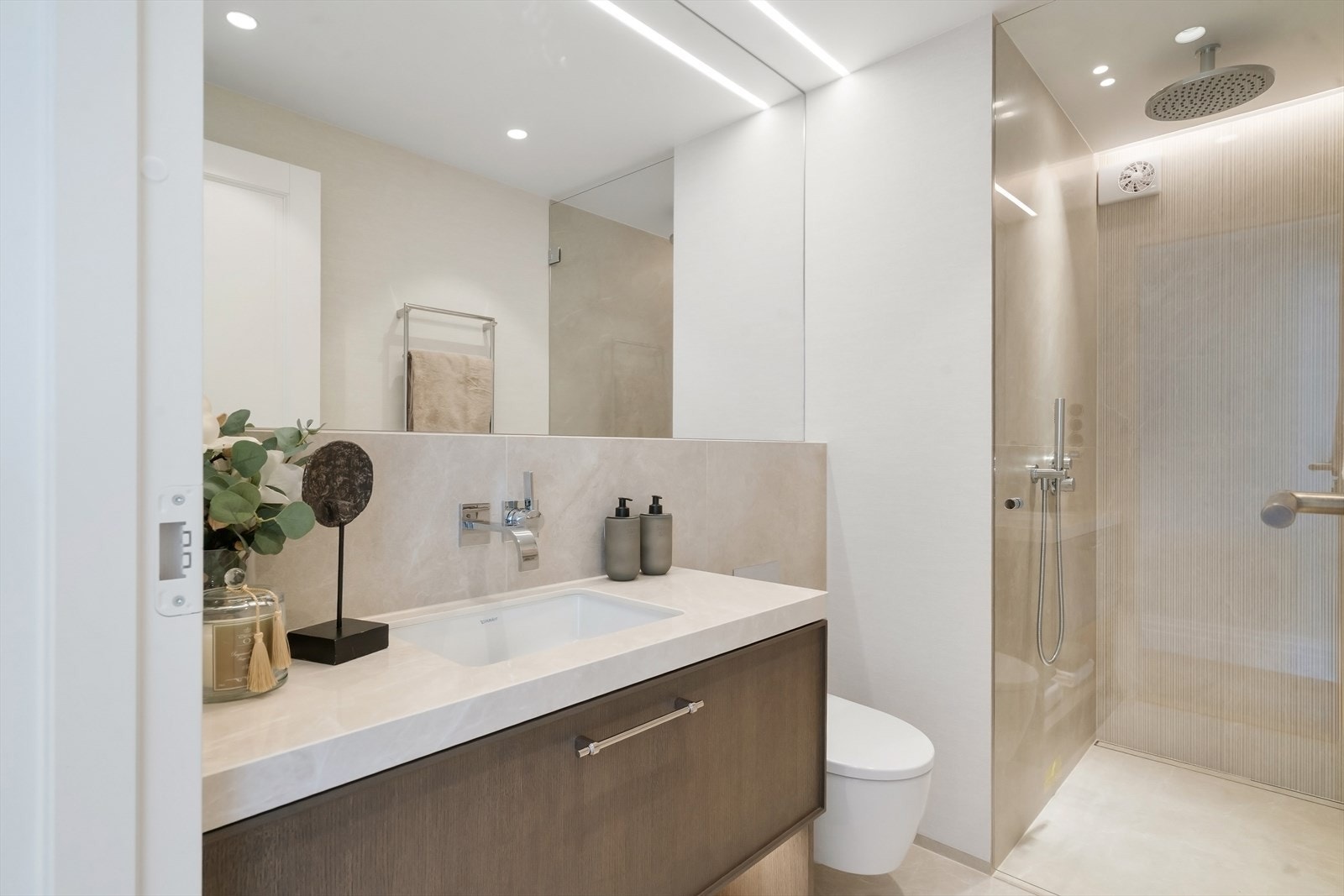 Gjestebadet har også fantastiske fronter i eikefinér og benkeplate i keramikk fra solide Laminam - Gjennomgående høy standard. Galleribilde