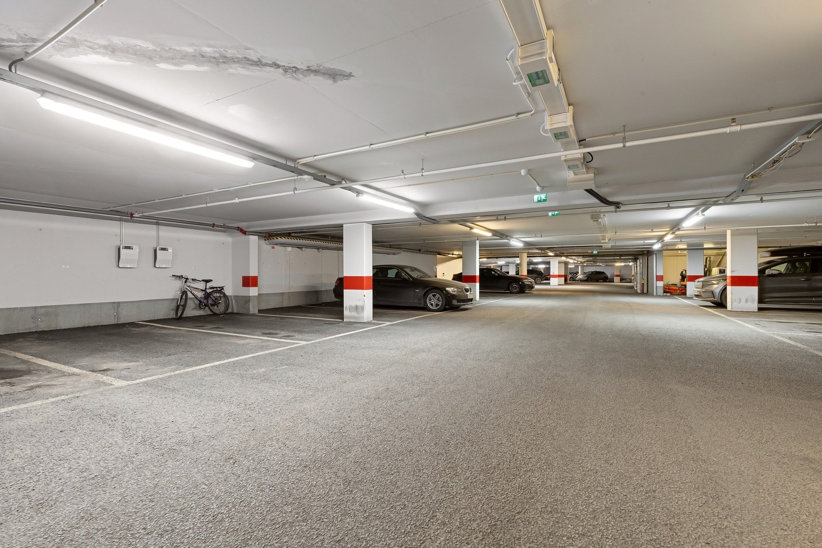 Med leiligheten følger eksklusiv bruksrett til én garasjeplass i felles garasjeanlegg. Det er montert elbil-lader (ladeabonnement må tegnes av ny eier) Galleribilde