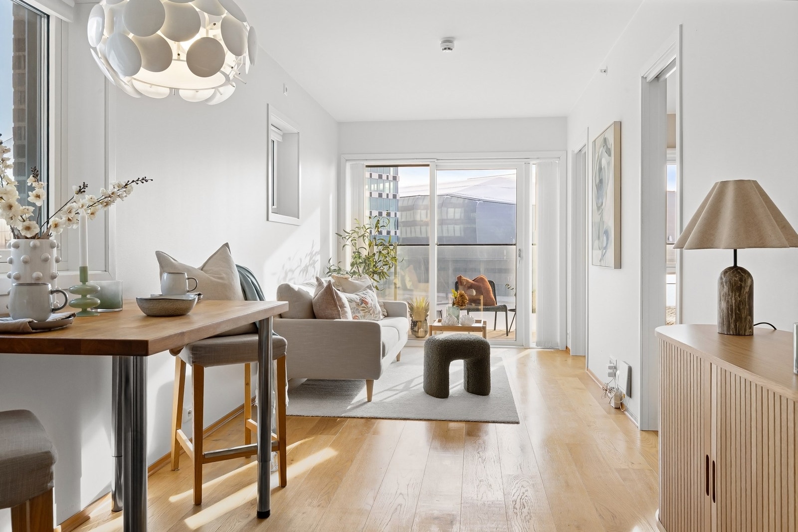 Leiligheten har en flott planløsning bestående av entré, lys stue med åpen kjøkkenløsning, soverom og baderom Galleribilde