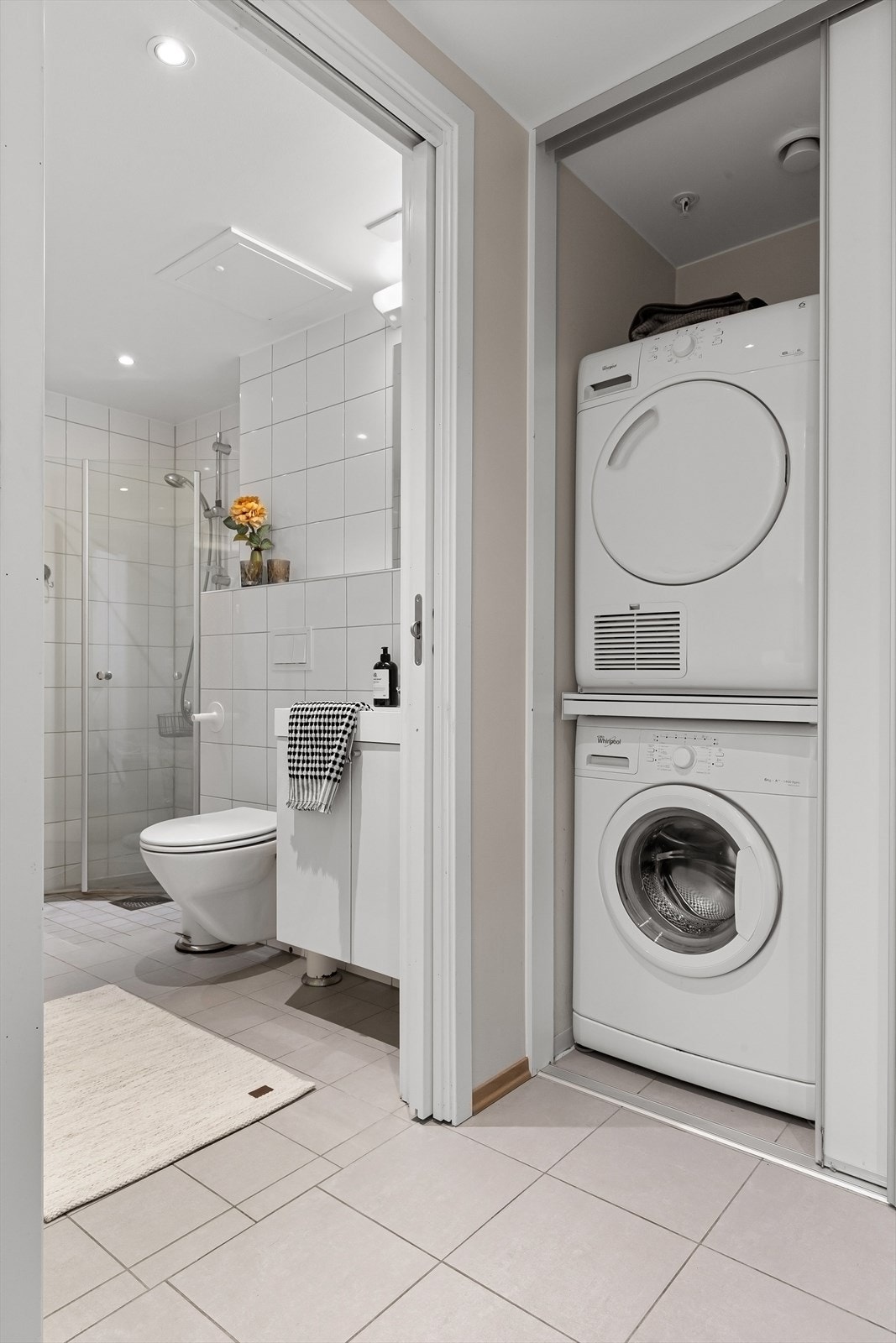 Opplegg for vaskemaskin/tørketrommel i entréen Galleribilde