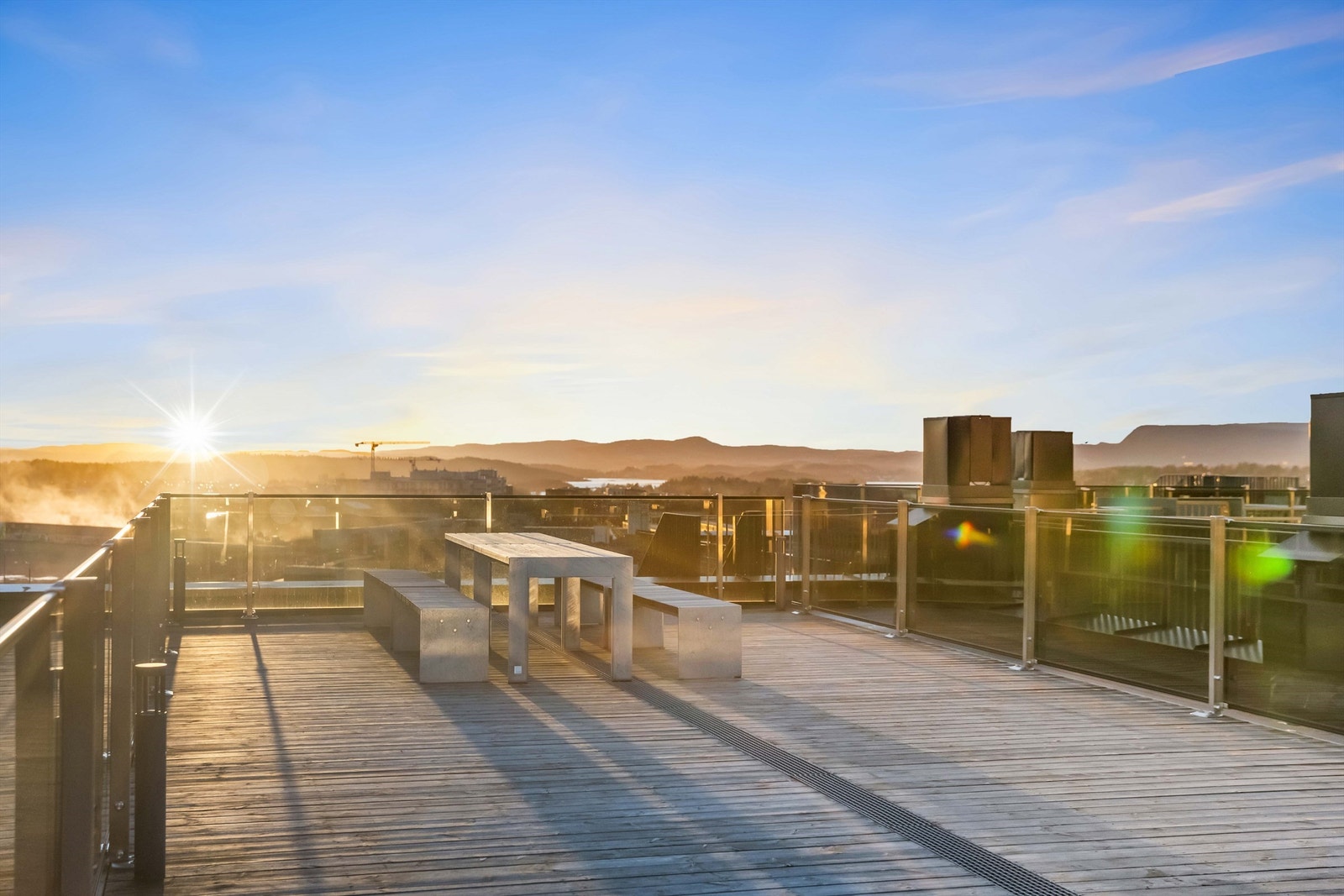 I sameiet er det tilgang til felles takterrasse i sameiet med fantastisk utsikt og sol fra morgen til kveld Galleribilde