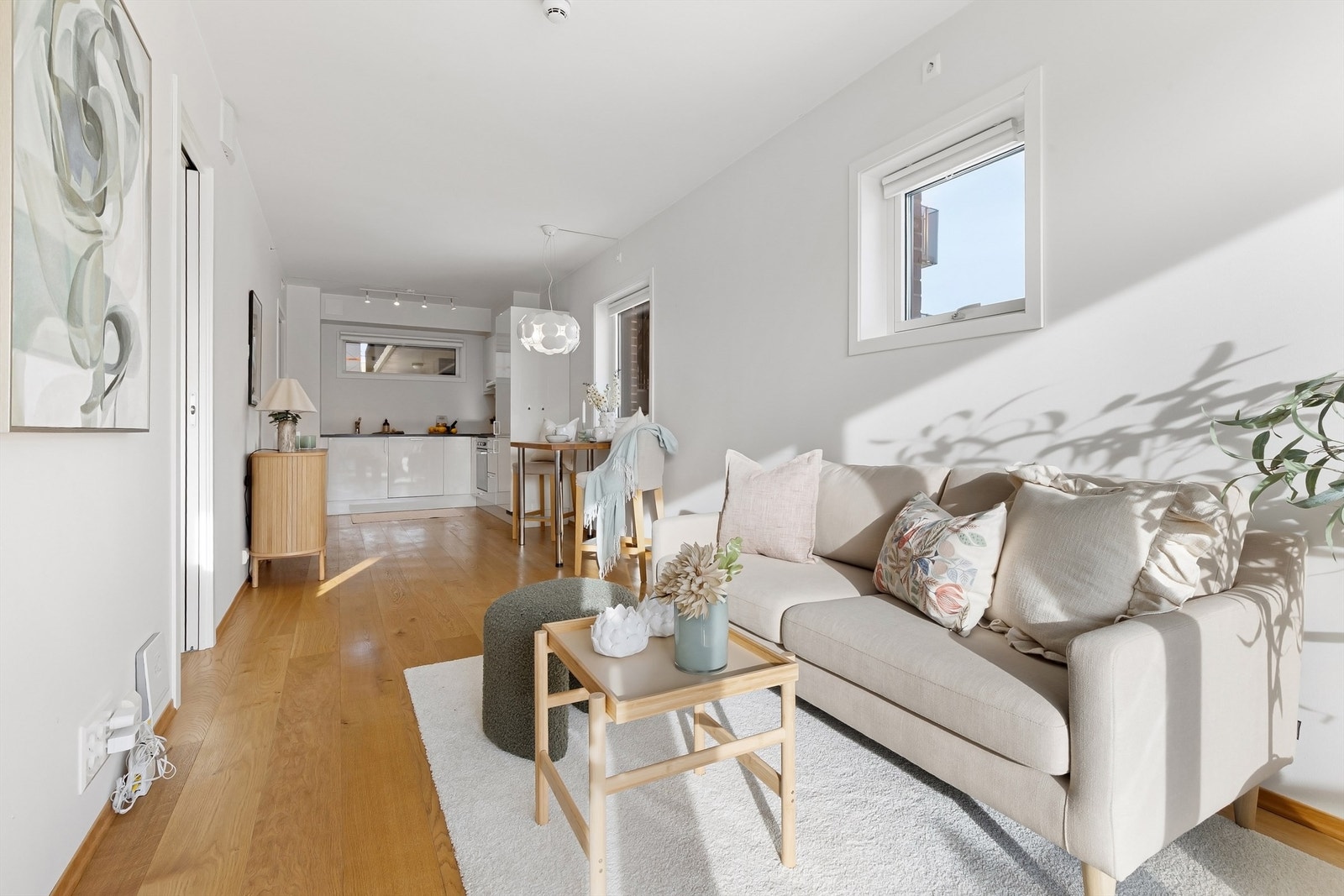 Praktisk utformet stue med åpen kjøkkenløsning Galleribilde