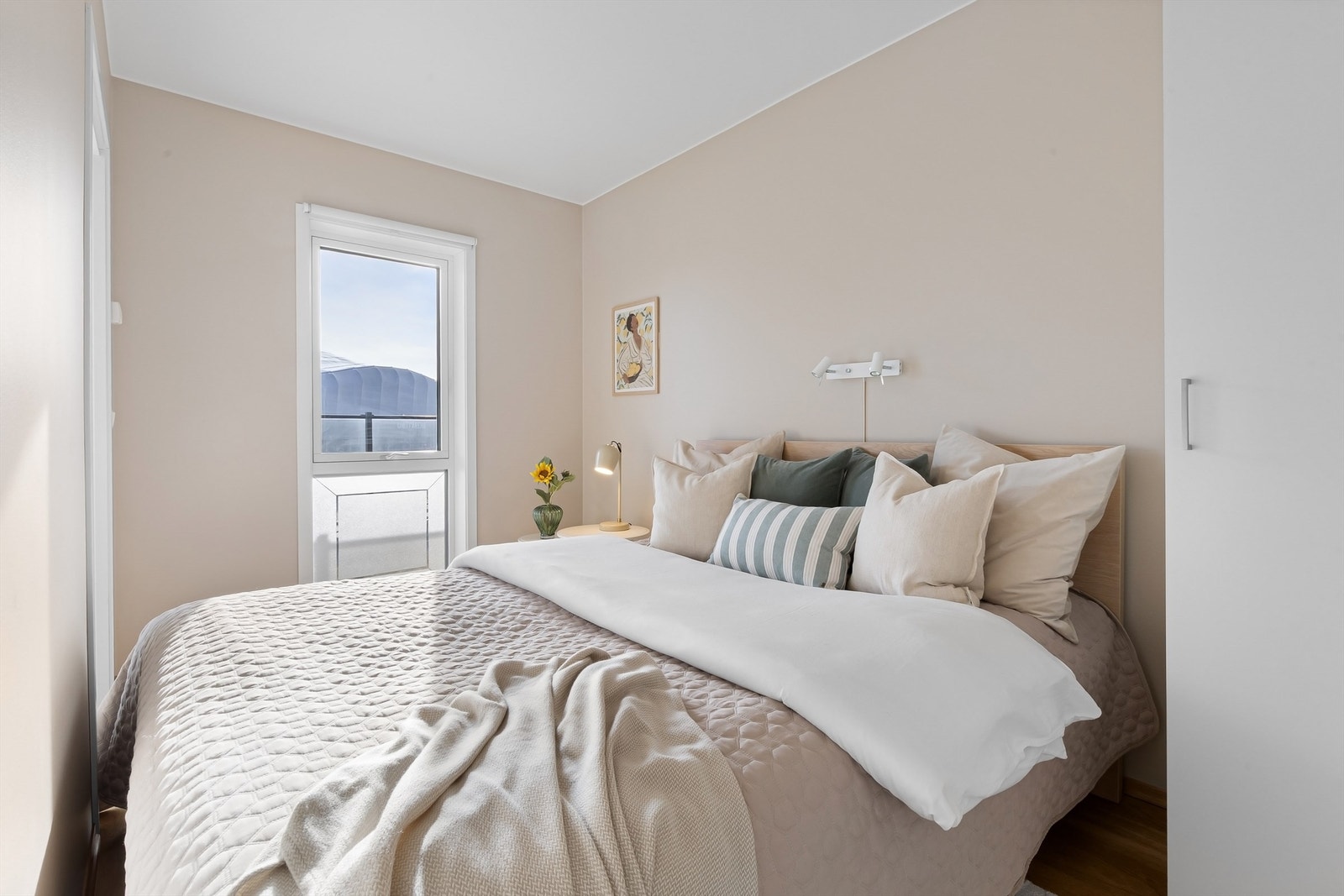 Soverommet har plass for dobbeltseng Galleribilde