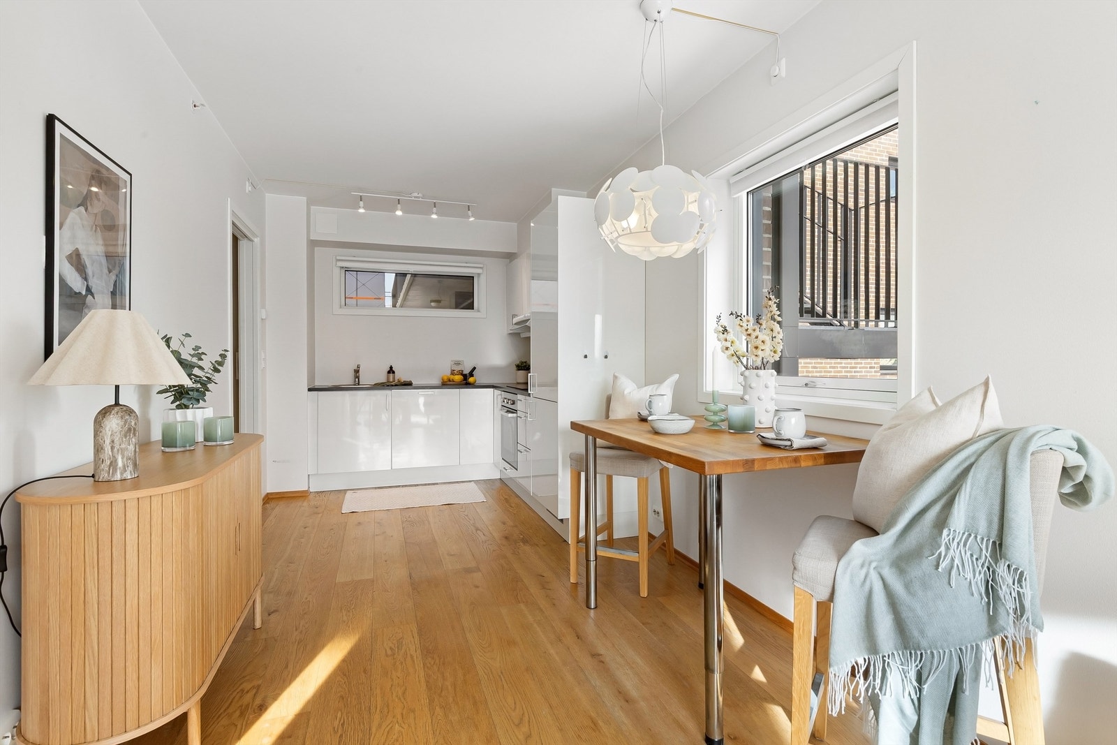 Her er det plass for sofa, spiseplass og annet passende møblement Galleribilde