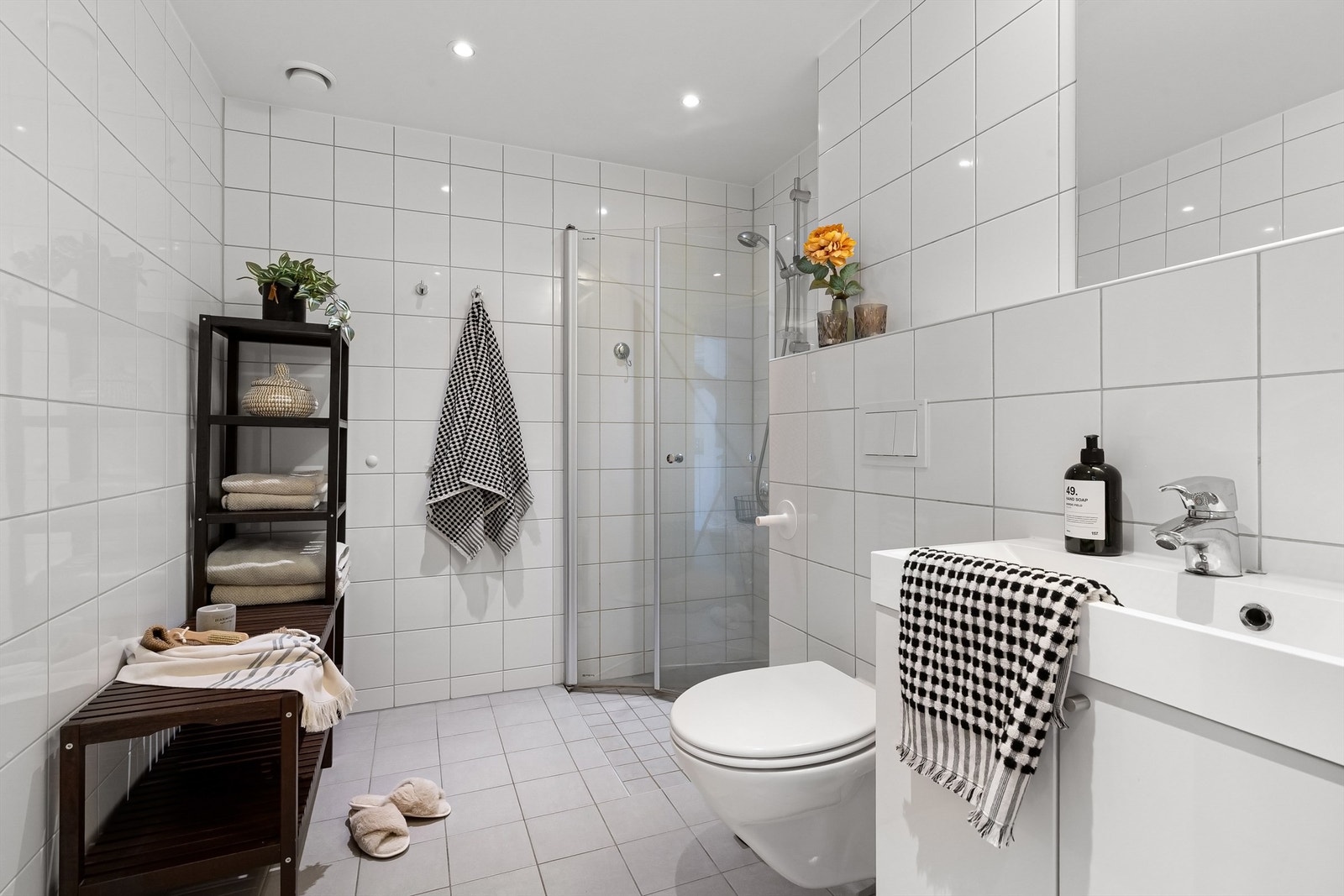 Pent, flislagt baderom med gulvvarme og downlights Galleribilde