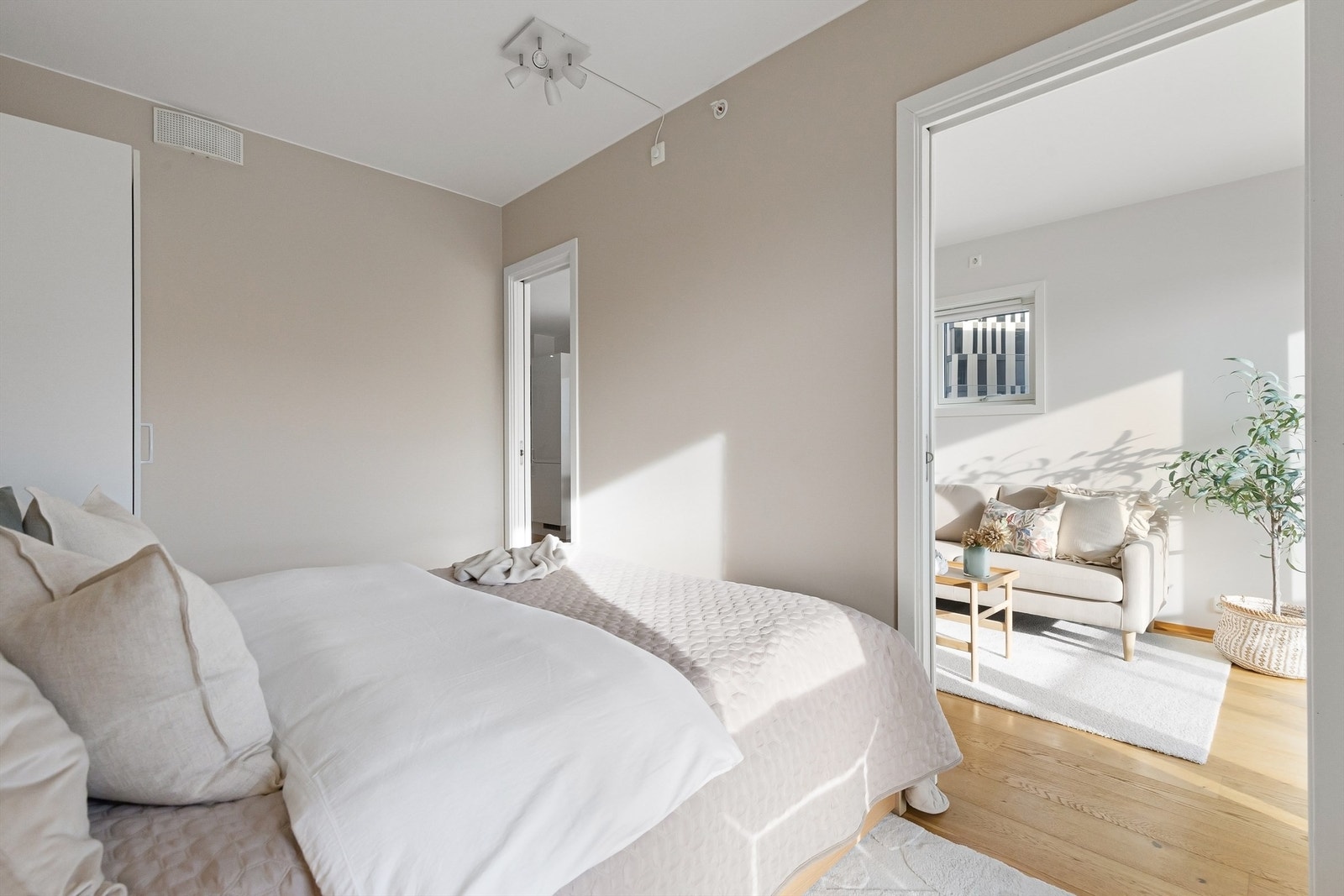 Med to dører til soverommet får du enkel adkomst Galleribilde