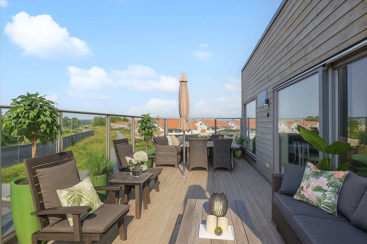 Nordvestvend terrasse på 32 kvm med gode solforhold fra tidlig ettermiddag til kveld. Bildet er digitalt møblert for inspirasjon. Galleribilde