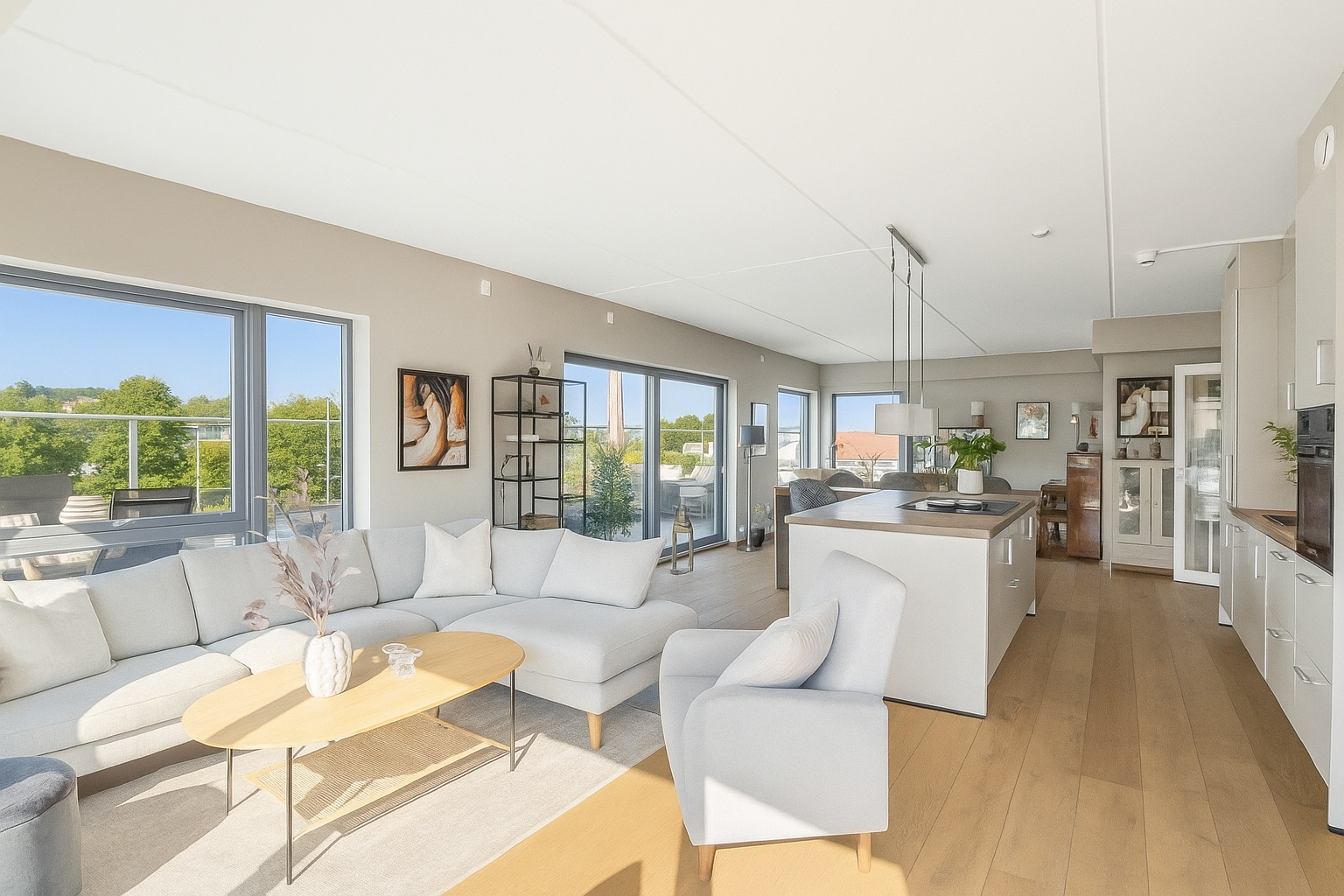 Leiligheten har et gjennomført uttrykk med behagelige og tidløse farger. Galleribilde