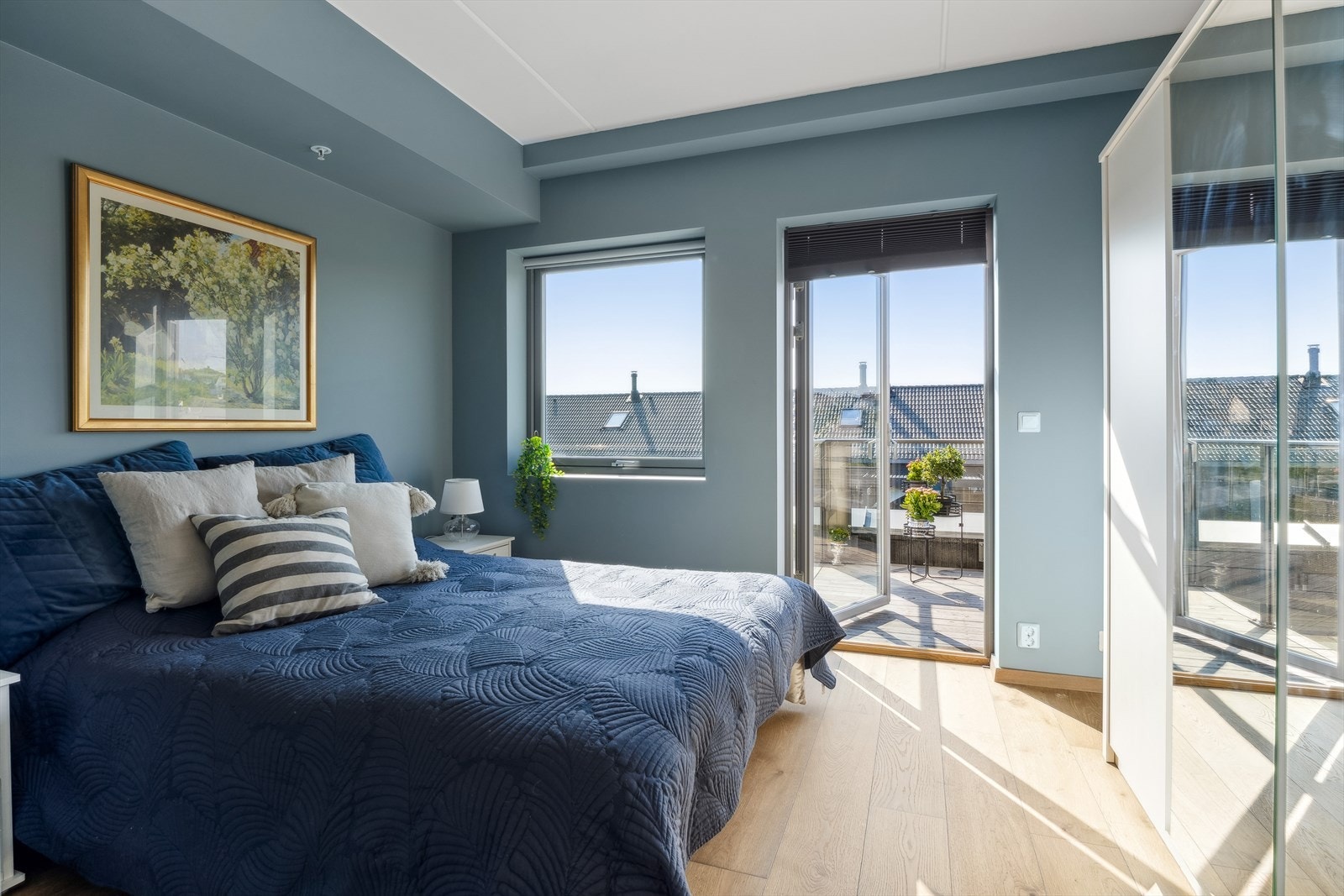 Hovedsoverommet har god plass til dobbelseng, nattbord og garderobeskap. Det er også utgang til balkongen som vender mot syd. Galleribilde