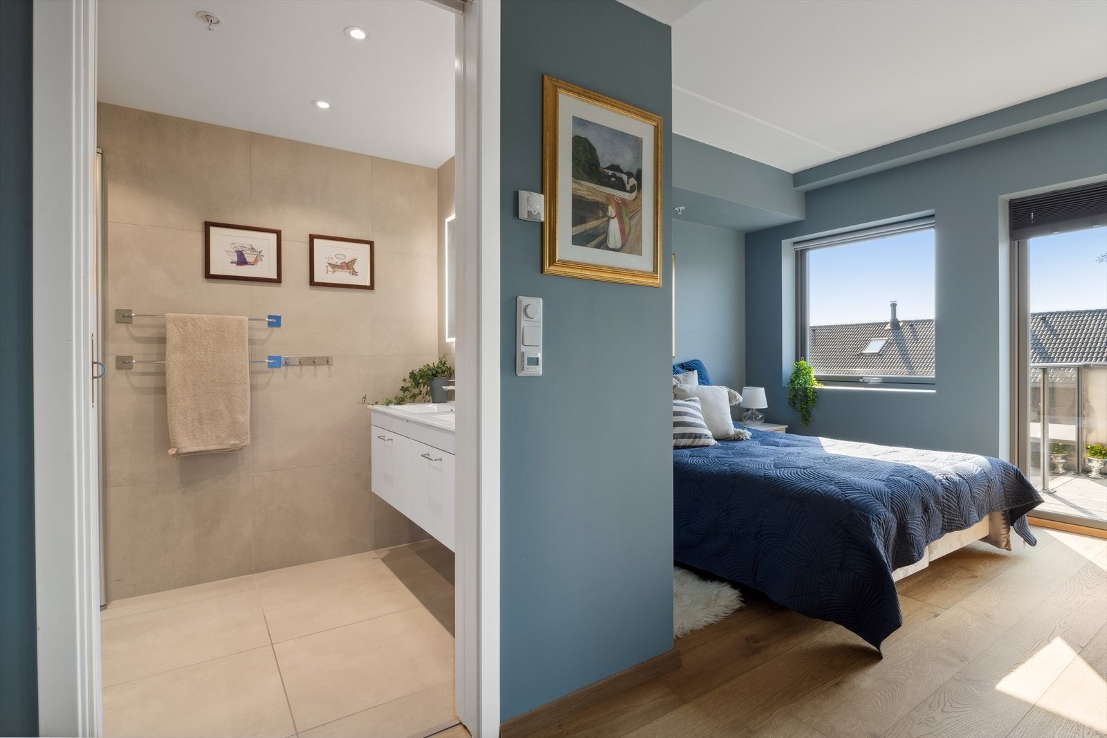 Fra hovedsoverommet er det inngang til et stort og lekkert en-suite bad. Galleribilde