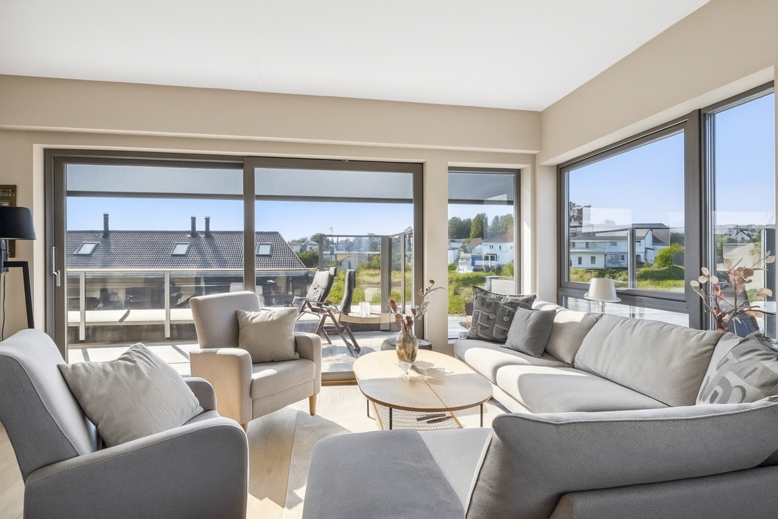 Fra stua er det to utganger, en til terrassen mot syd og en til terrassen mot nordvest. Galleribilde