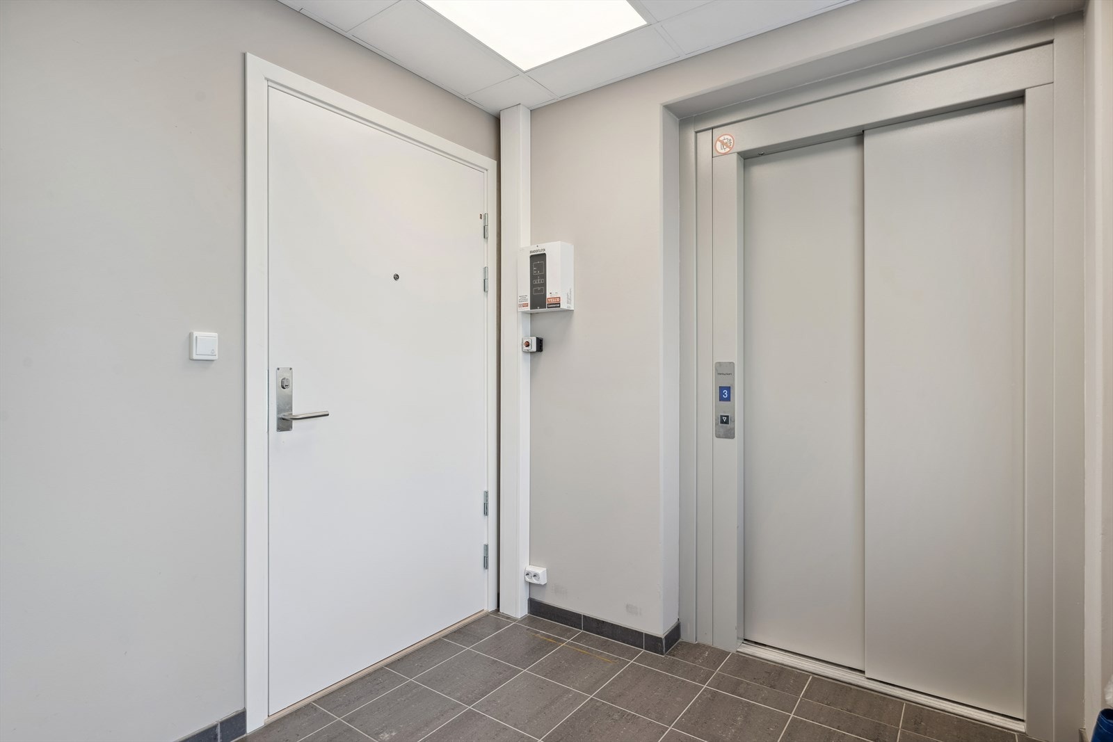 Inngangsdøren til leiligheten ligger to skritt fra heisen. Og det er kun en annen leilighet som har inngang fra denne etasjen. Galleribilde