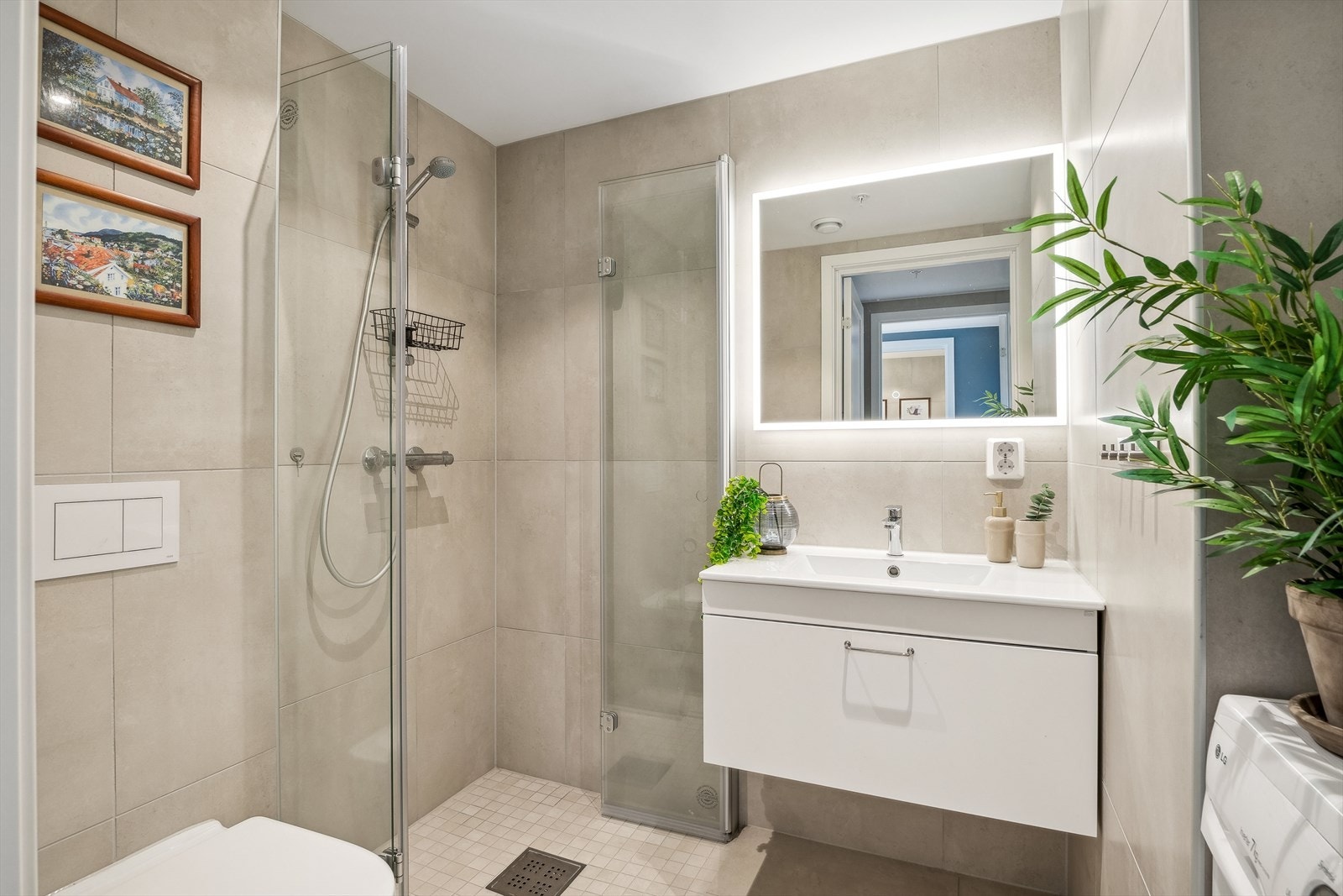 Romslig og fullverdig gjestebad/vaskerom. Galleribilde