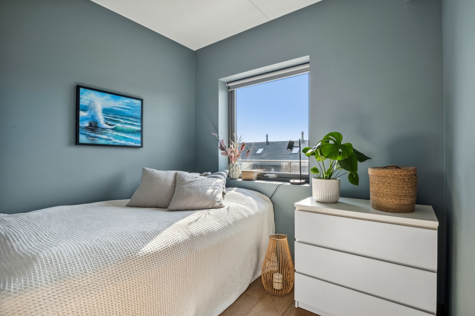 Gjesterommet har en god størrelse og kan brukes som et kombinert soverom og kontor. Galleribilde