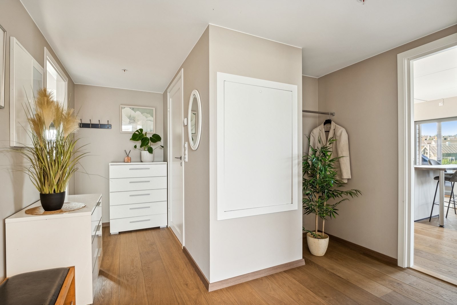 Entré/gang med garderobekrok og plass til store oppbevaringsmøbler. Galleribilde