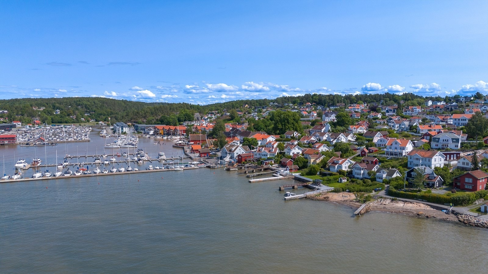 Det medfølger rett til båtplass, brygge og strand rett nedenfor eiendommen. Galleribilde