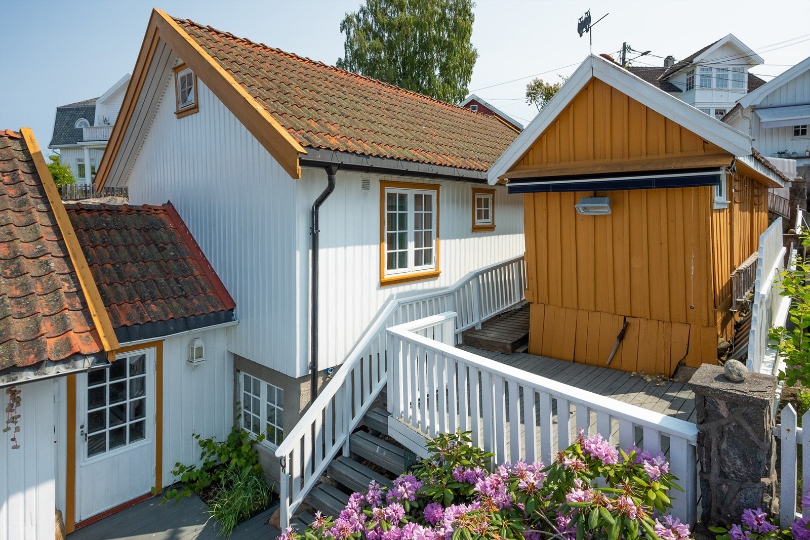 Det oransje bygget er en del av eiendommer og gir plass for lagring. Galleribilde