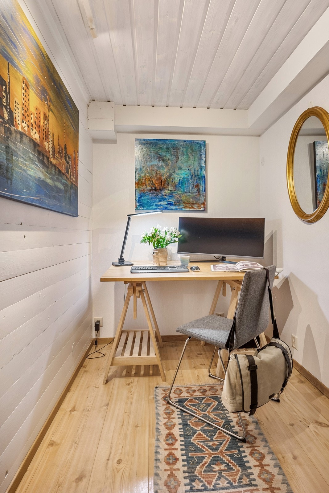 Gangen utenfor bad i underetasje byr på mulighet for kontorpult, hobbykrok eller er det kanskje behov for garderobe? Galleribilde