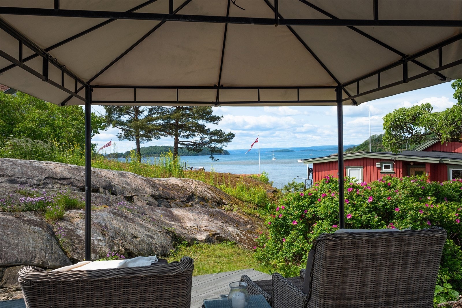 Det er fin utsikt fra de fleste rom i huset, og en flott uteplass med sol fra tidlig morgen til langt på kveld. Galleribilde
