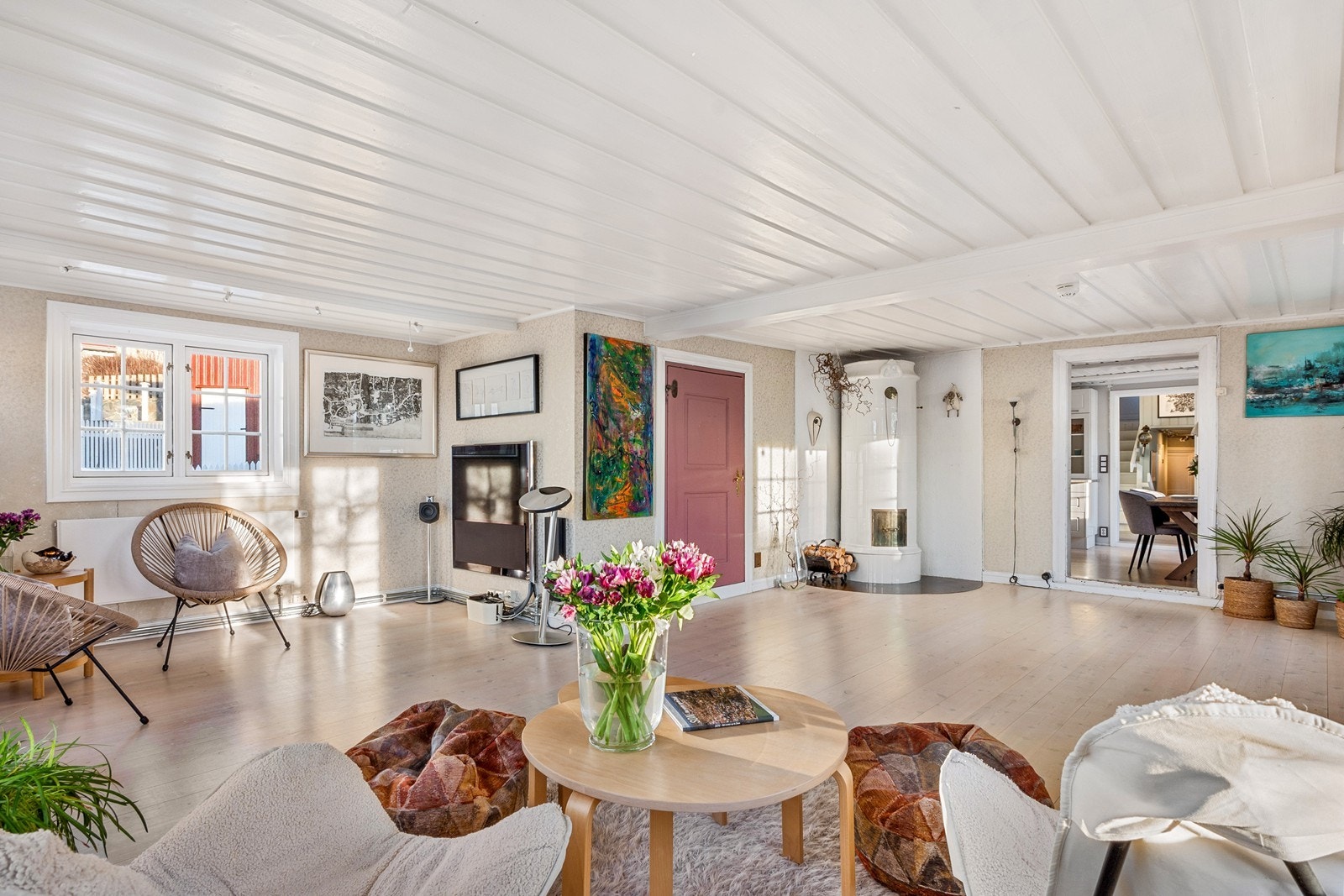 Eneboligen har vannbåren varme i gulv og til radiatorer for lun og jevn oppvarming. Galleribilde