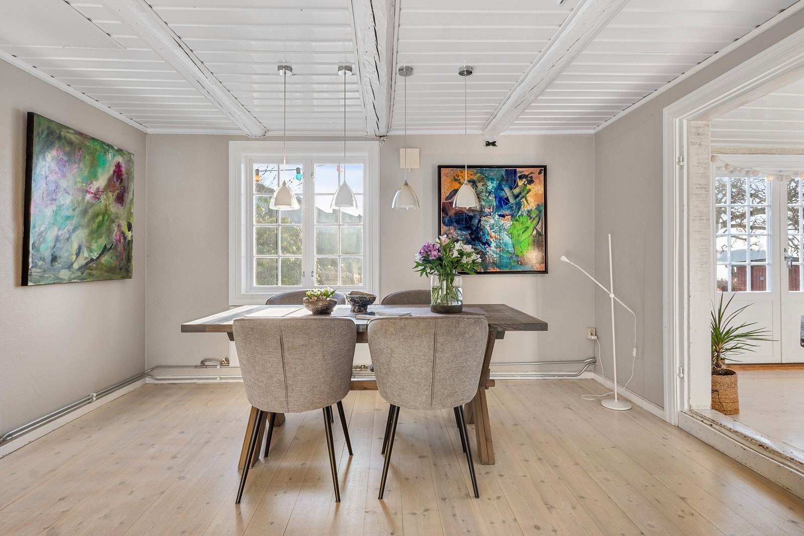 Videre er det plass til en romslig spisestue for måltider og kos med familie og venner. Galleribilde