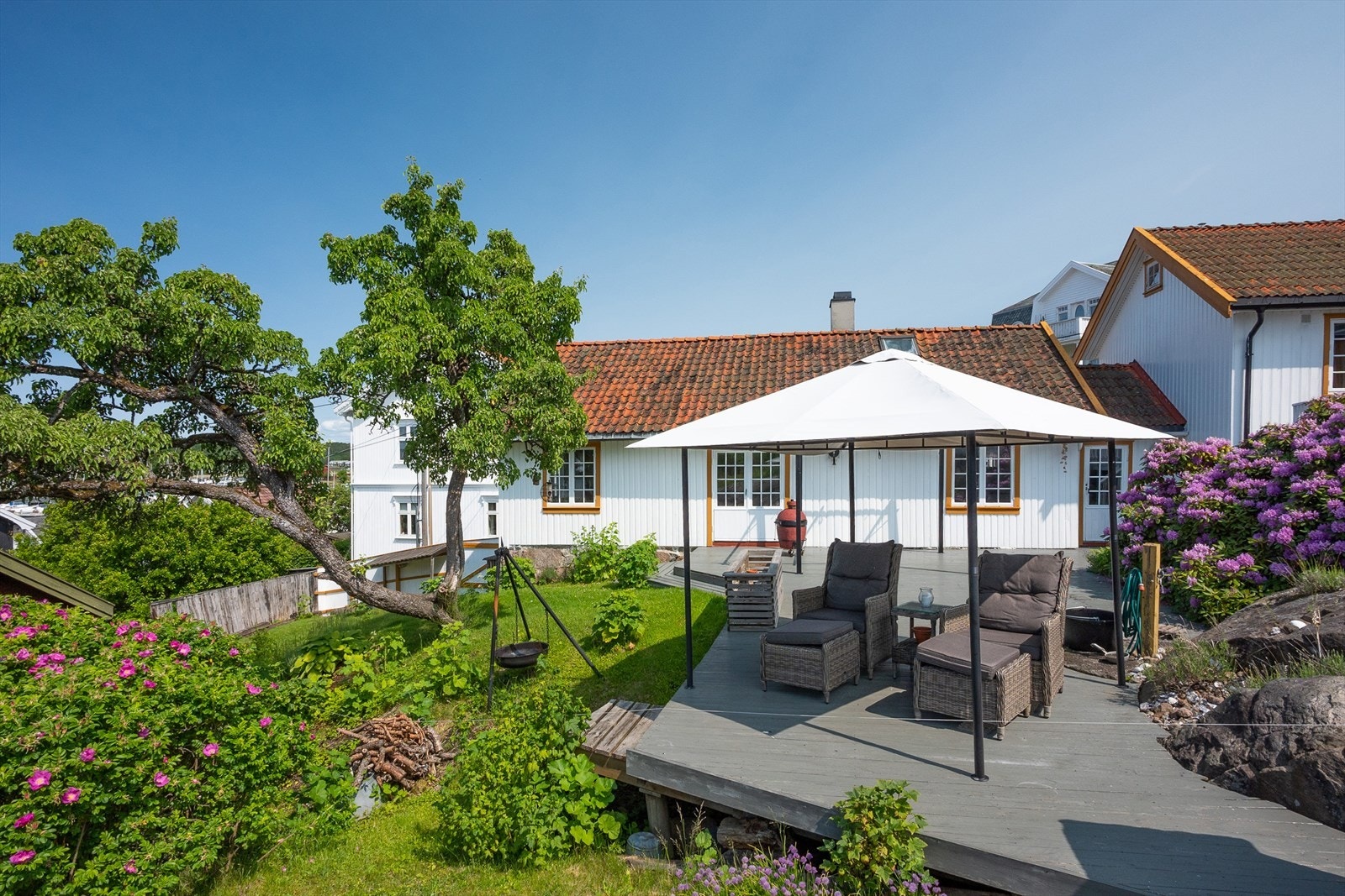 Eneboligen har et sjarmerende og eget uttrykk med spor fra slutten av 1700-tallet i kombinasjon med dagens moderne standard. Galleribilde