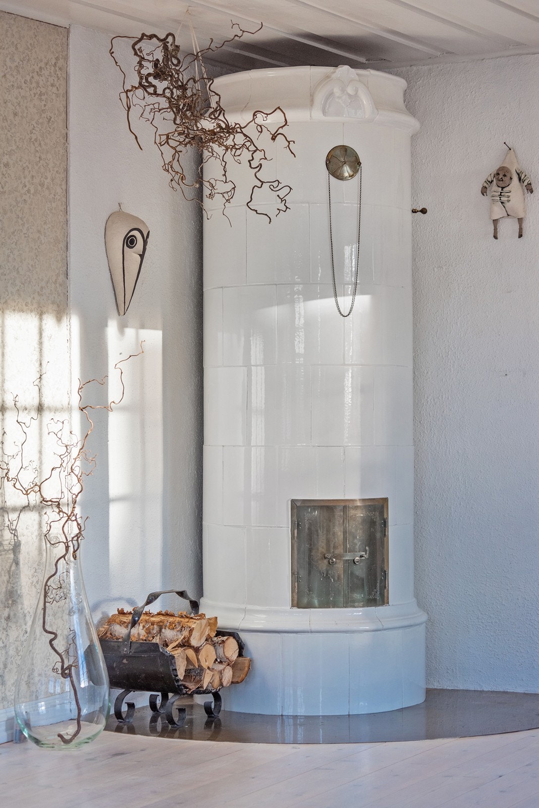 I indre hjørne i stuen står en staselig kakkelovn som et blikkfang i rommet og ikke minst varmekilde på kalde dager. Galleribilde