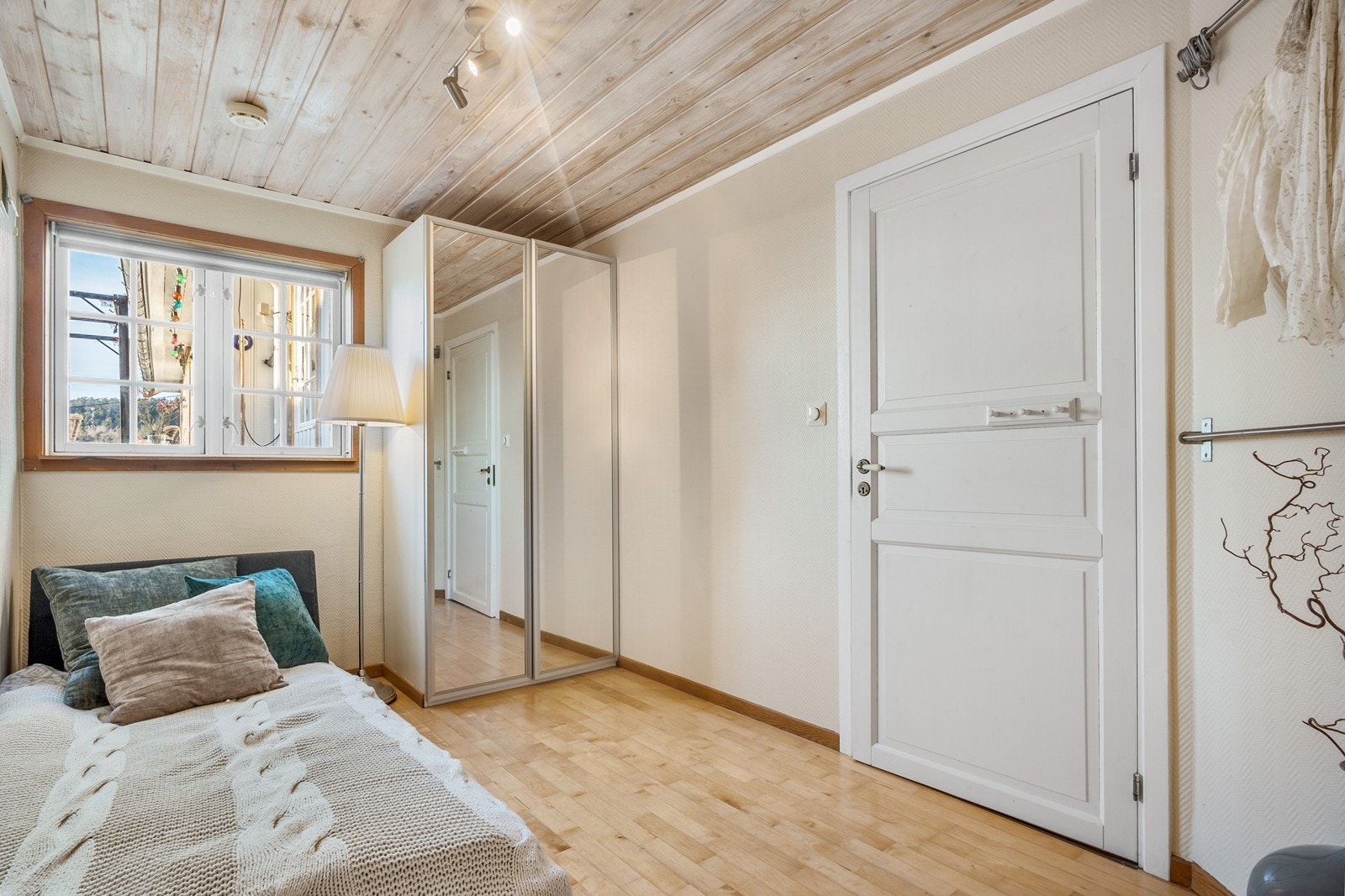 Boligen har til sammen tre gode soverom. Soverommet i underetasje er innredet med garderobe og har vestvendt vindu med flott utsikt. Galleribilde