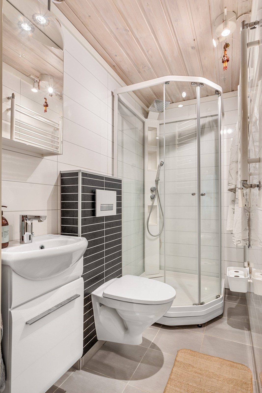 Bad fra 2013 i underetasje har flislagt gulv, gulvvarme og baderomsplater. Rommet er innredet med dusjkabinett, toalett, servantskap og speilskap. Galleribilde