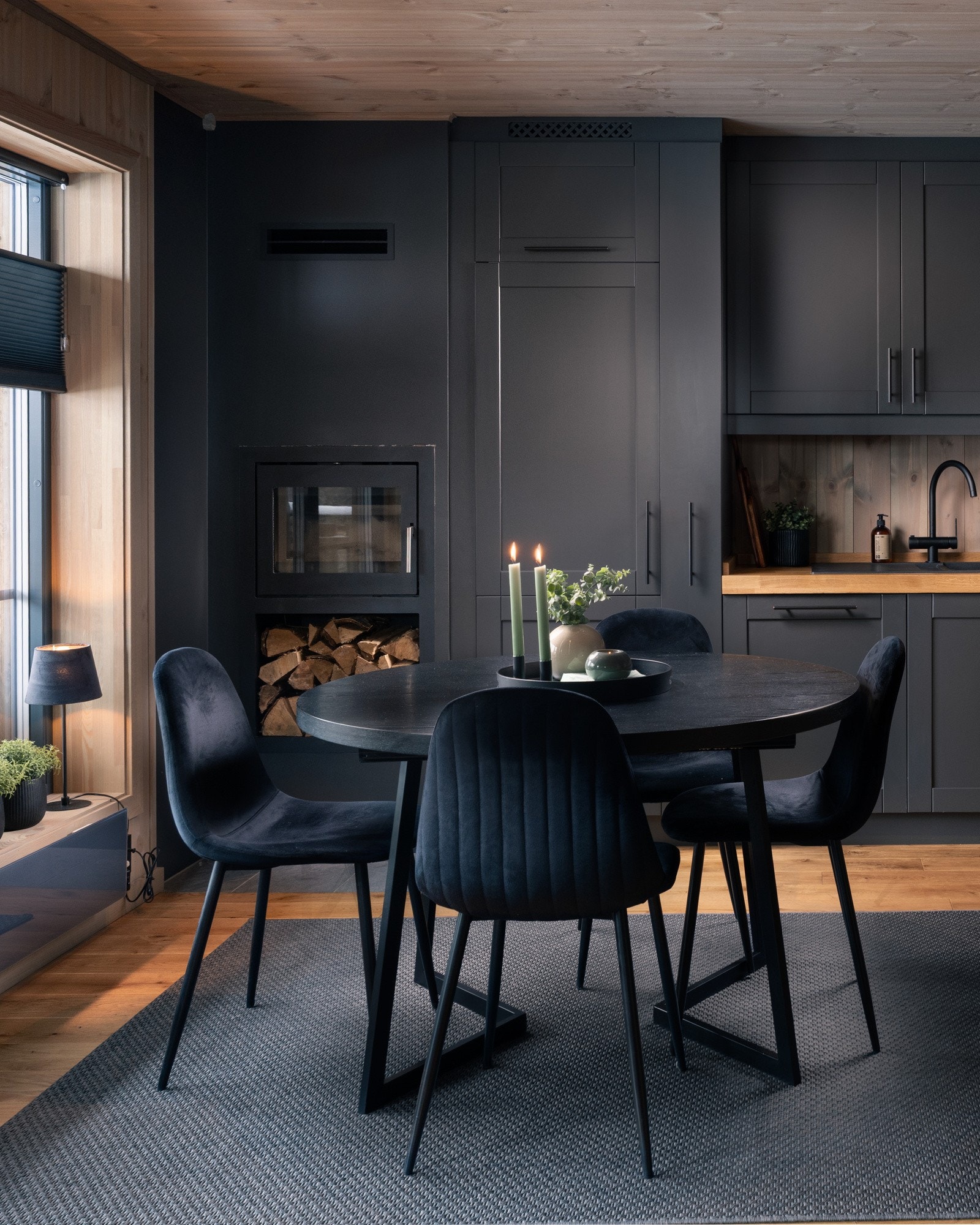 I stuen er det en peisinnsats som gir hygge og ekstra varme på kalde vinterdager Galleribilde