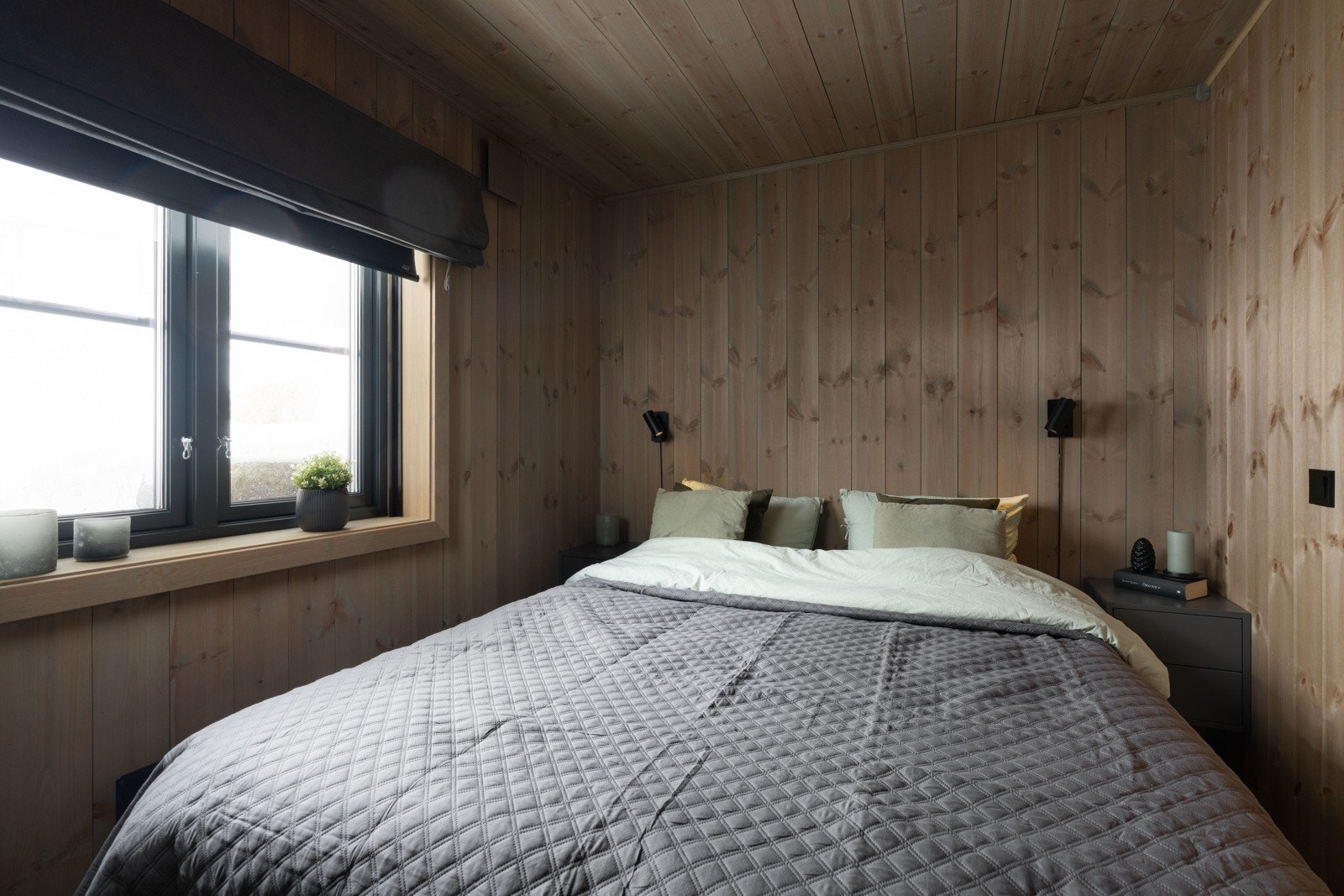 Hovedsoverommet er av generøs størrelse med praktisk garderobeskapsløsning Galleribilde