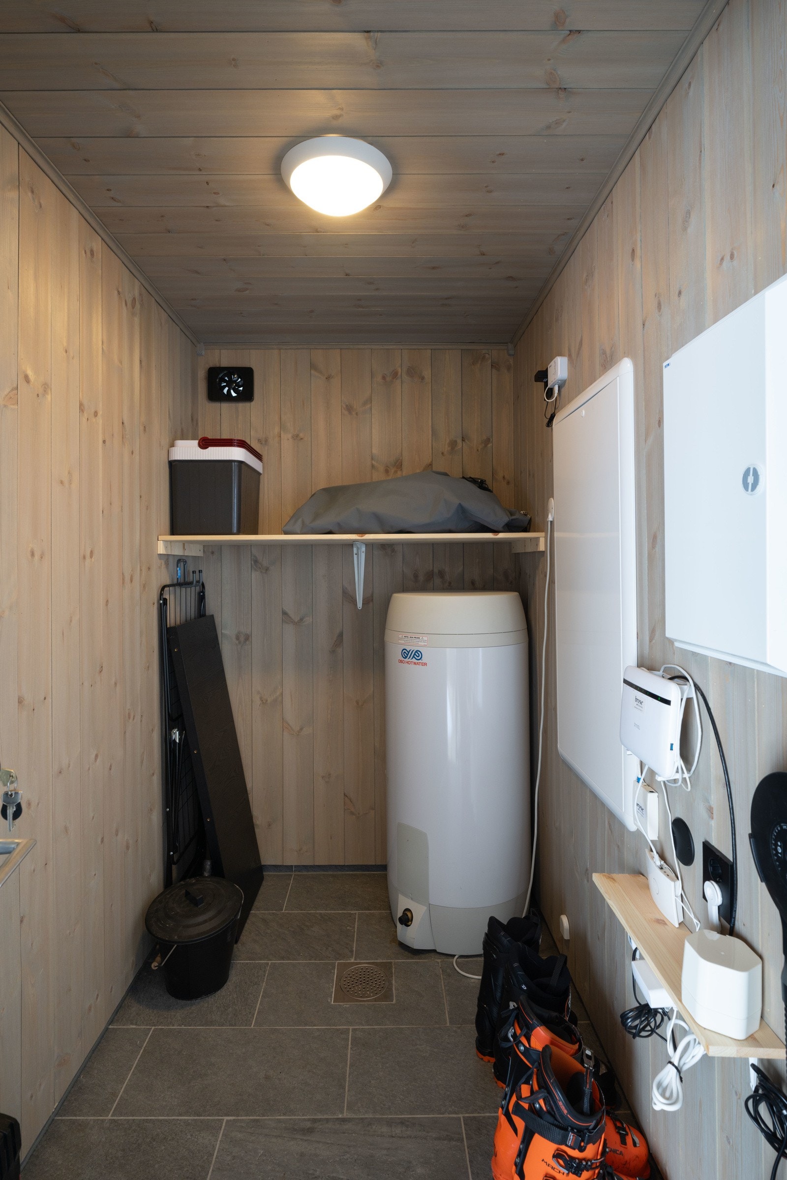 Utvendig bod rett utenfor inngangsdøren på ca.5m² med gulvvarme Galleribilde