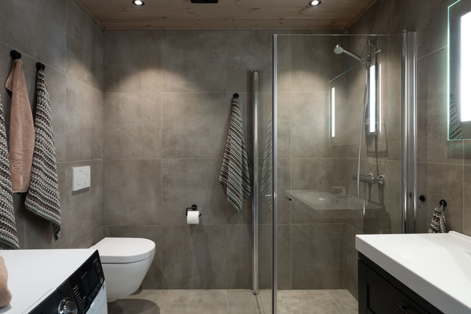 Stilrent, flislagt baderom med gulvvarme Galleribilde