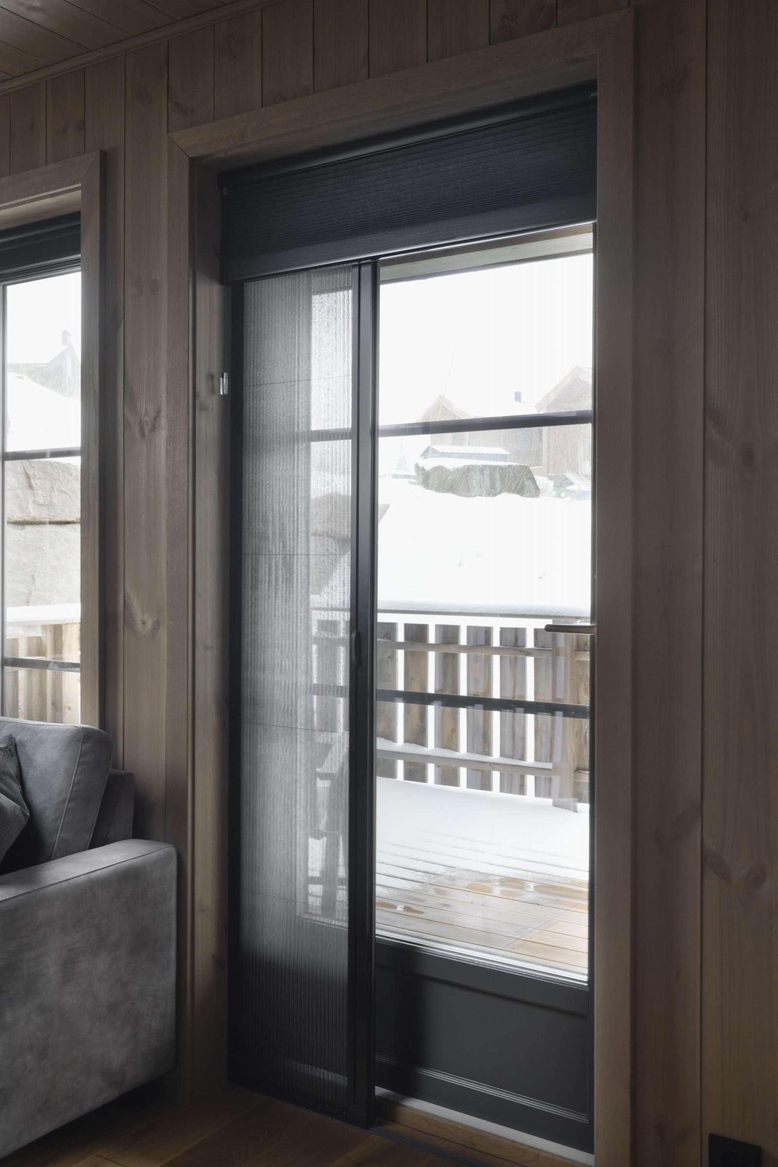 Spesialtilpasset solskjerming i alle stuevinduer og balkongdør, samt myggnetting på soverom og balkongdør Galleribilde