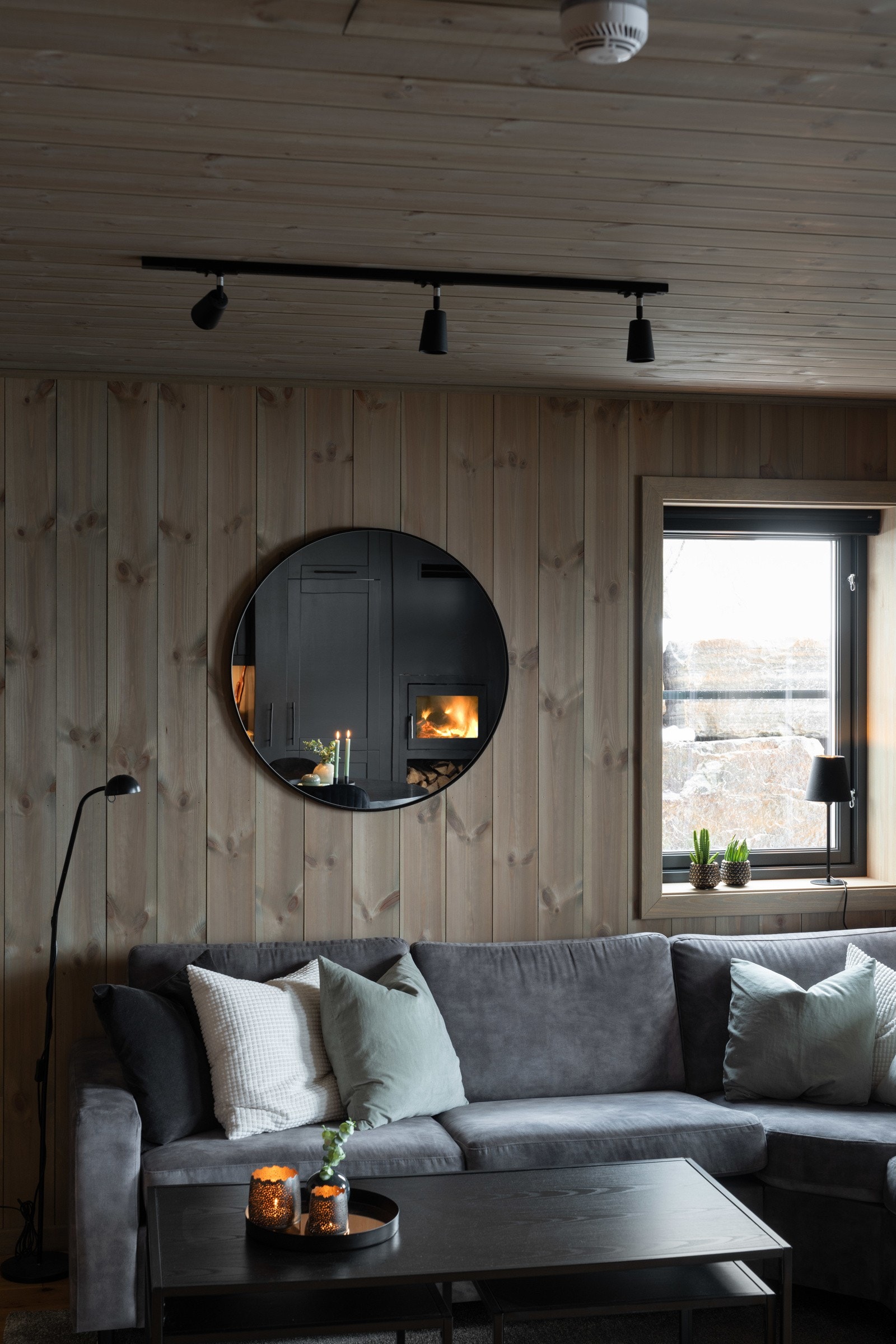 Leiligheten kan skilte med rikelig av naturlig lysinnslipp, dype karmer, sorte detaljer, parkett og overflatebahandlet trepanel Galleribilde