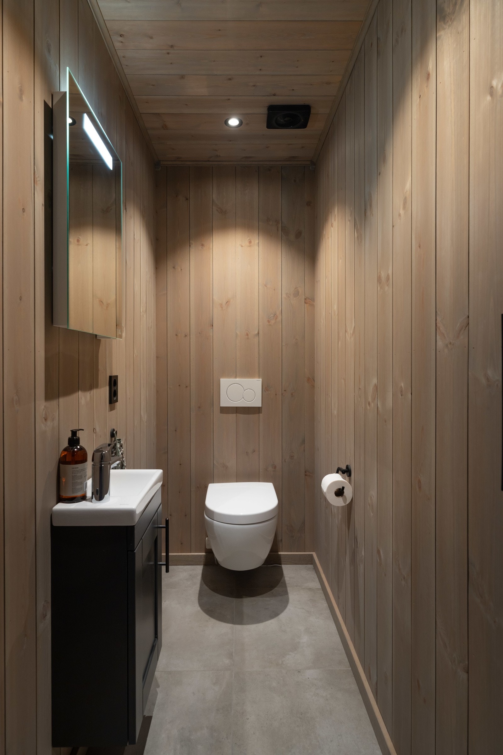 Lekkert og praktisk gjestetoalett Galleribilde