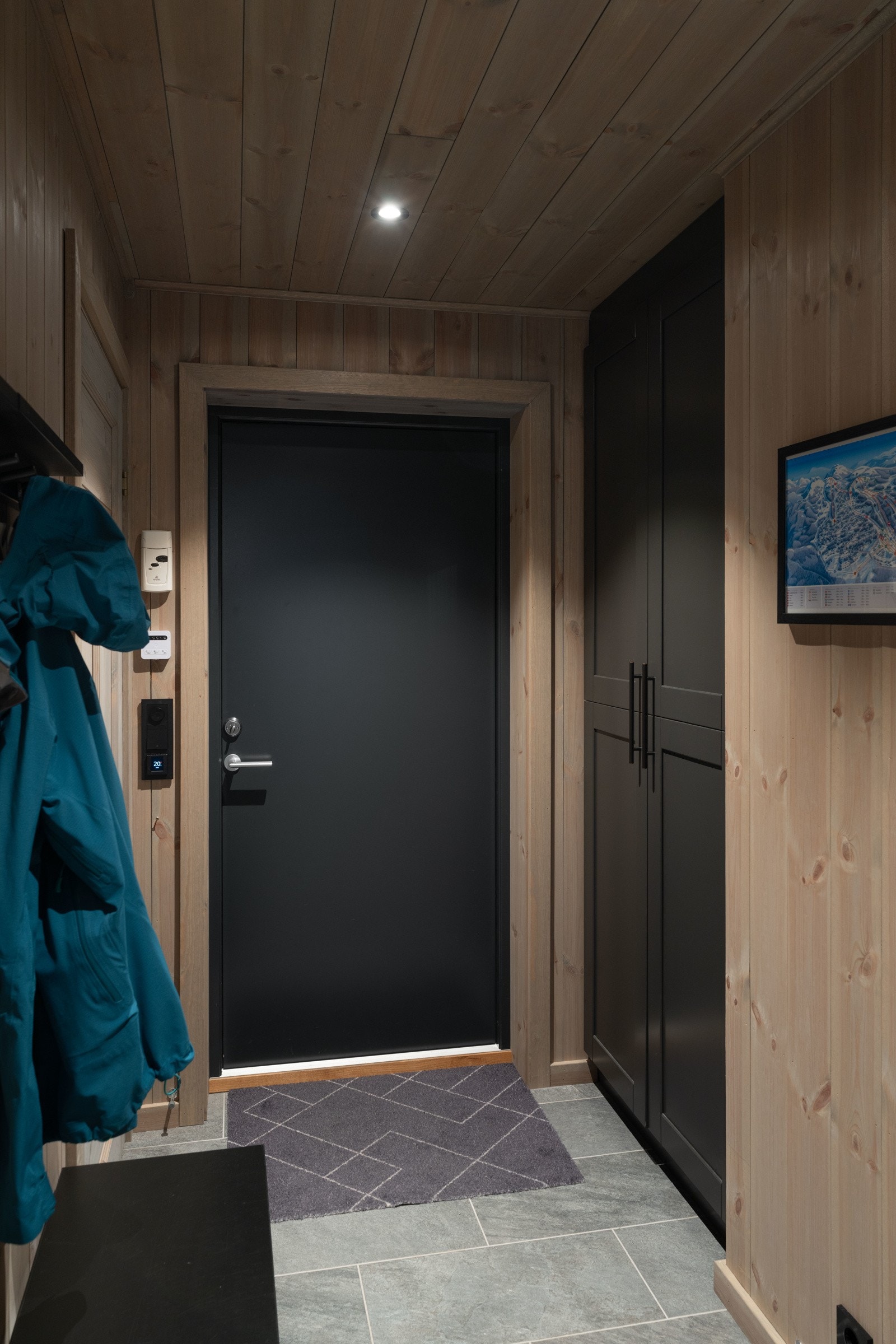 Entrè med flislagt gulv gir et moderne preg og slitesterk overflate. Praktisk innebygd garderobeskap Galleribilde