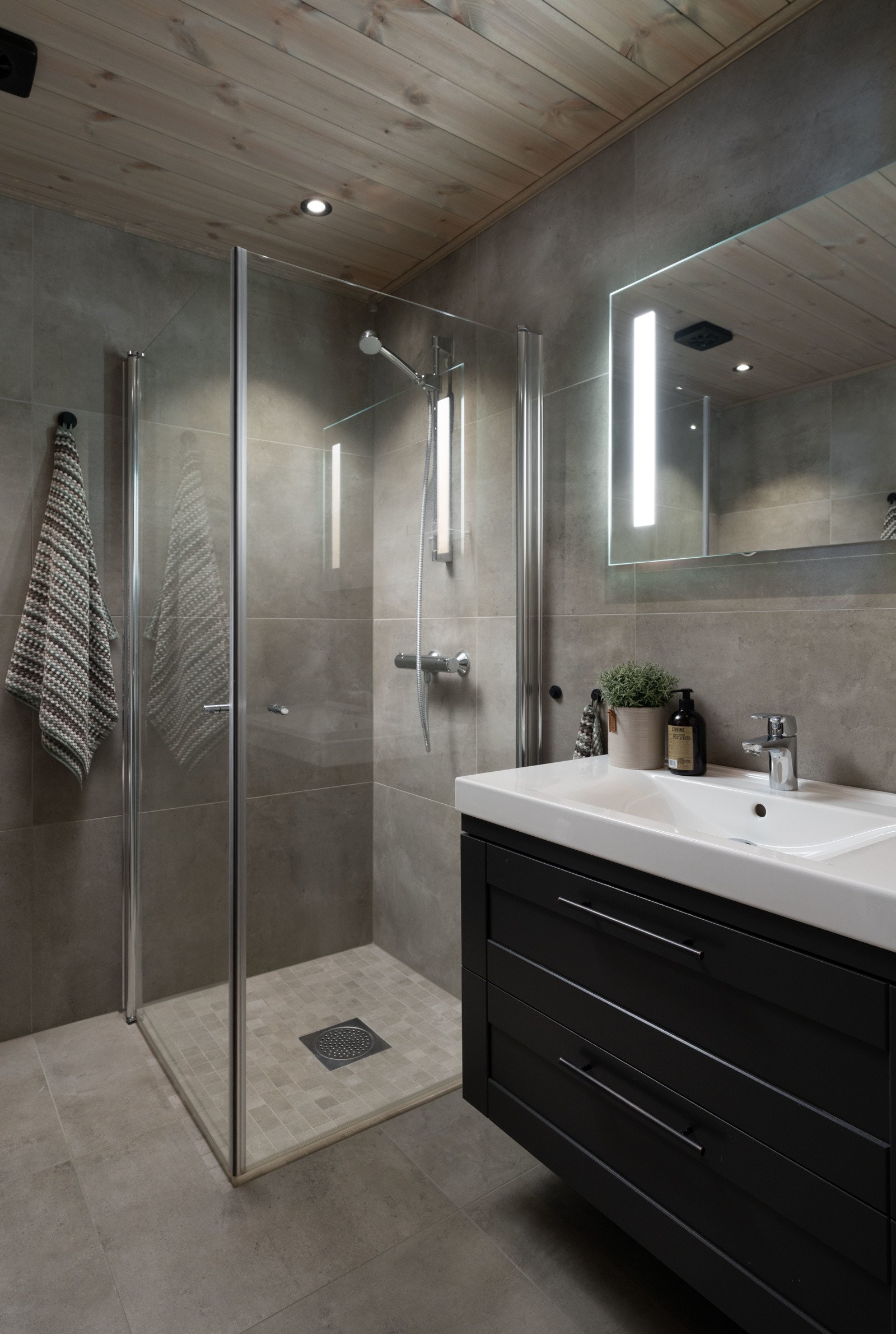 Baderommet er av god størrelse og inneholder servantinnredning med heldekkende servant, dusjnisje, vegghengt toalett, samt opplegg for vaskemaskin Galleribilde