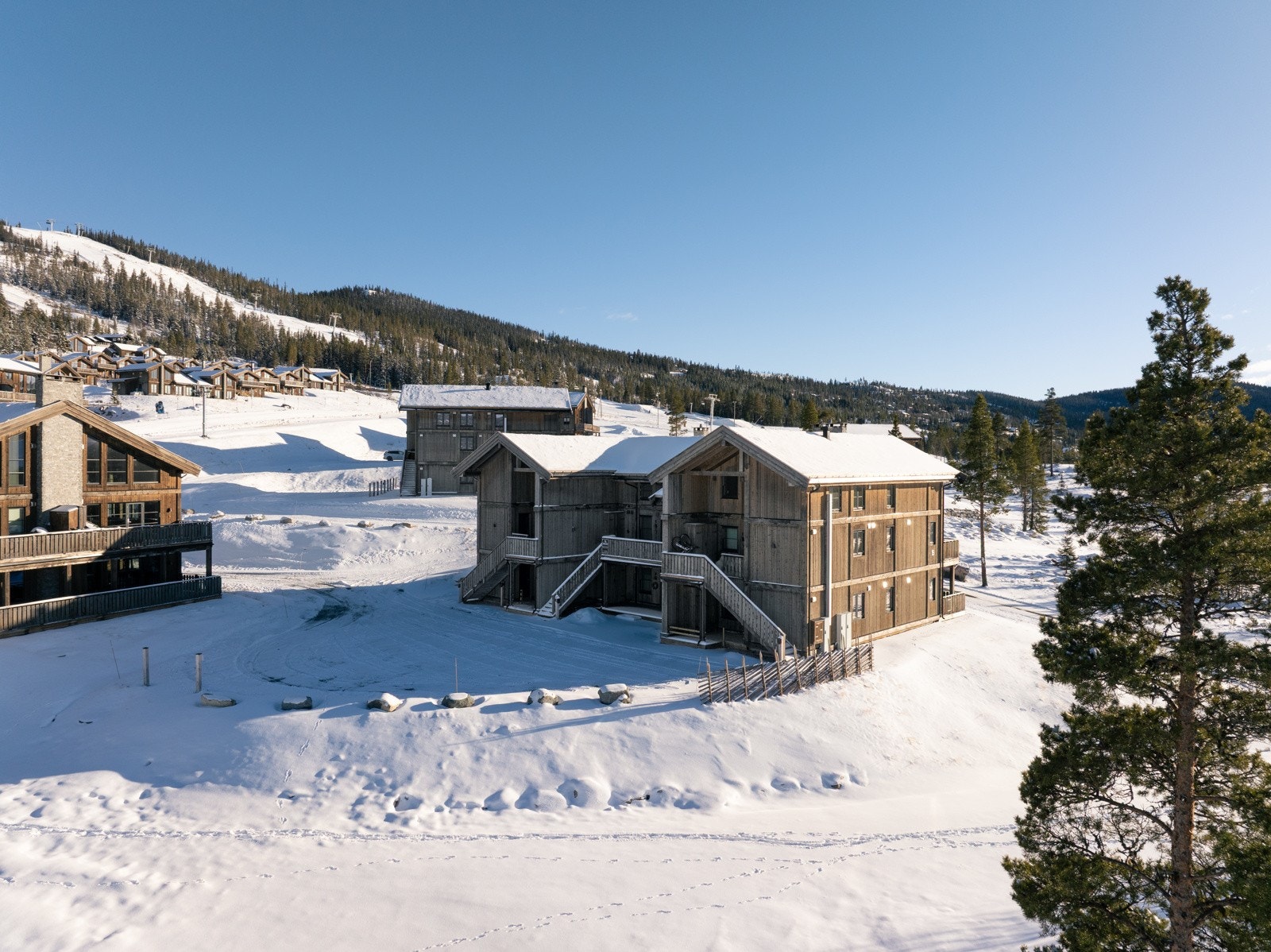 Parkeringsplass rett utenfor inngangsdøren med installert el-bil lader fra Easee Galleribilde