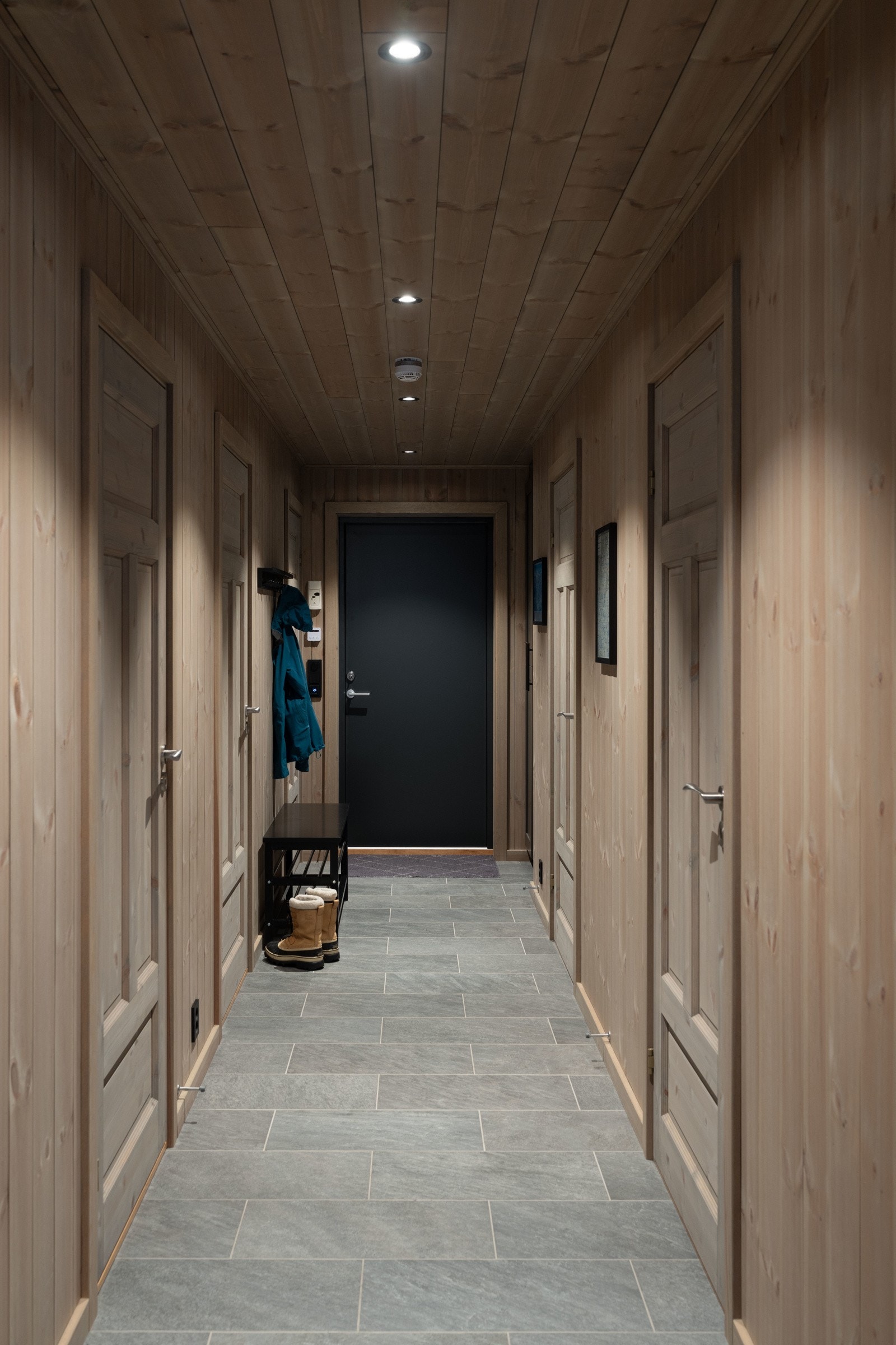 Praktisk gang med adkomst til samtlige soverom, baderom og toalett Galleribilde