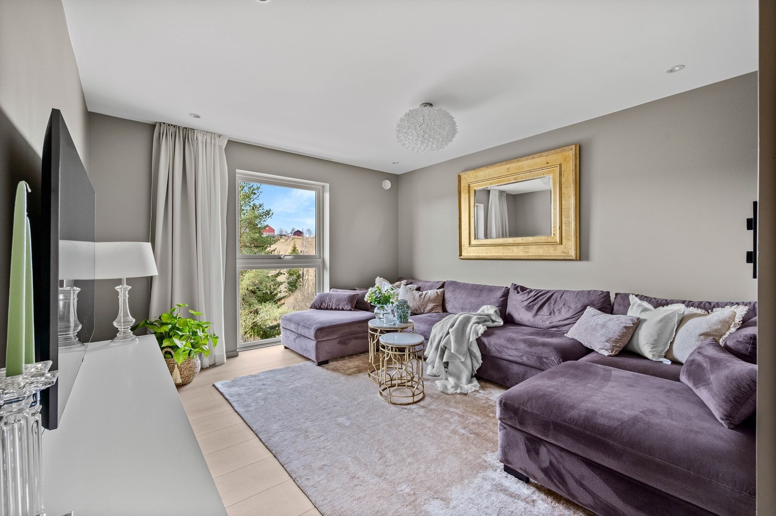 Tv-stue som har god plass til sofagruppe og tv-seksjon, perfekt for barna. Galleribilde