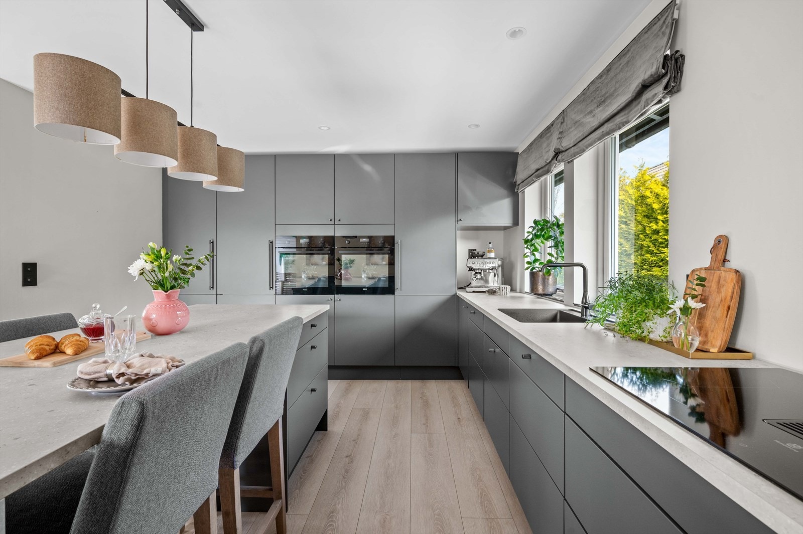 Det er integrerte hvitevarer som kjøleskap, fryser, 2 stk. oppvaskmaskiner, platetopp, ovn og kombiovn. Det er kjøkkenventilator integrert i platetopp. Galleribilde