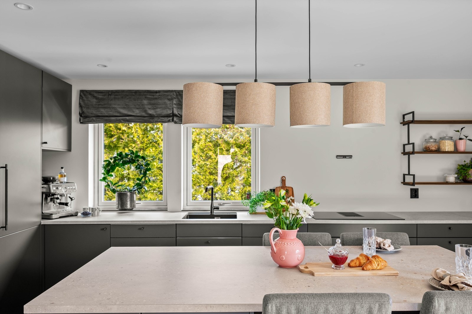 Dette kjøkkenet gjør det trivelig å tilbrede god mat til familie og venner. Galleribilde