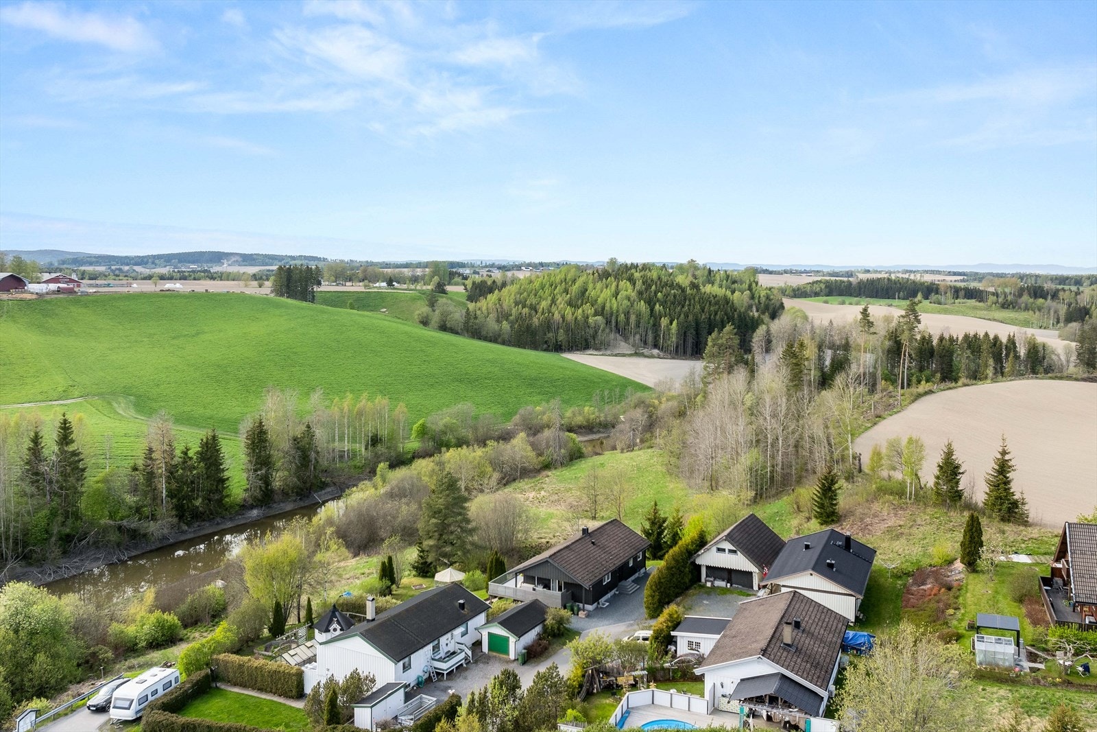 Boligen ligger innerst i blindvei så her kan barna vokse opp i et trygt og barnevennlig område. Galleribilde